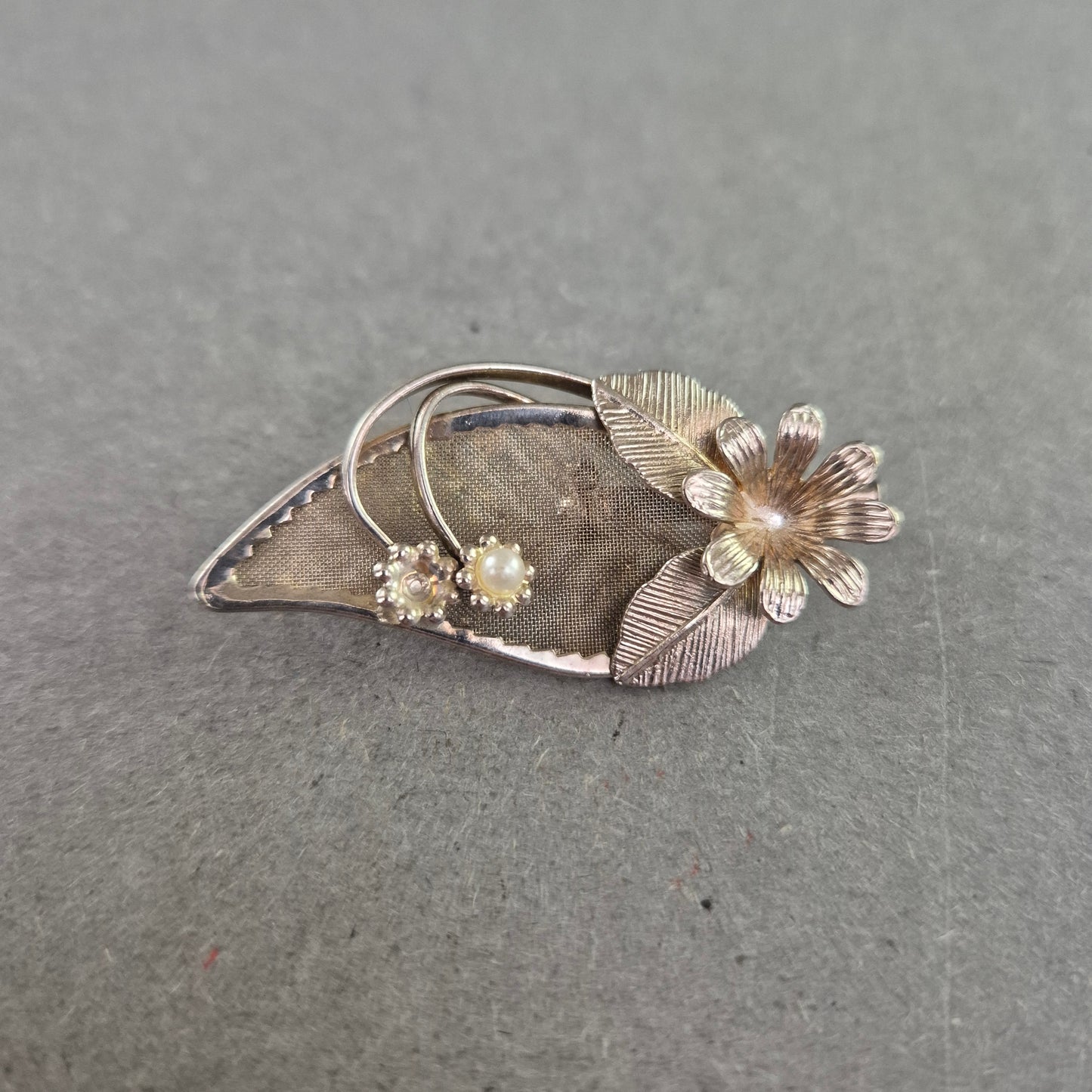 Florale Vintage-Brosche in Silberoptik mit Perlen – Eleganz im Naturstil