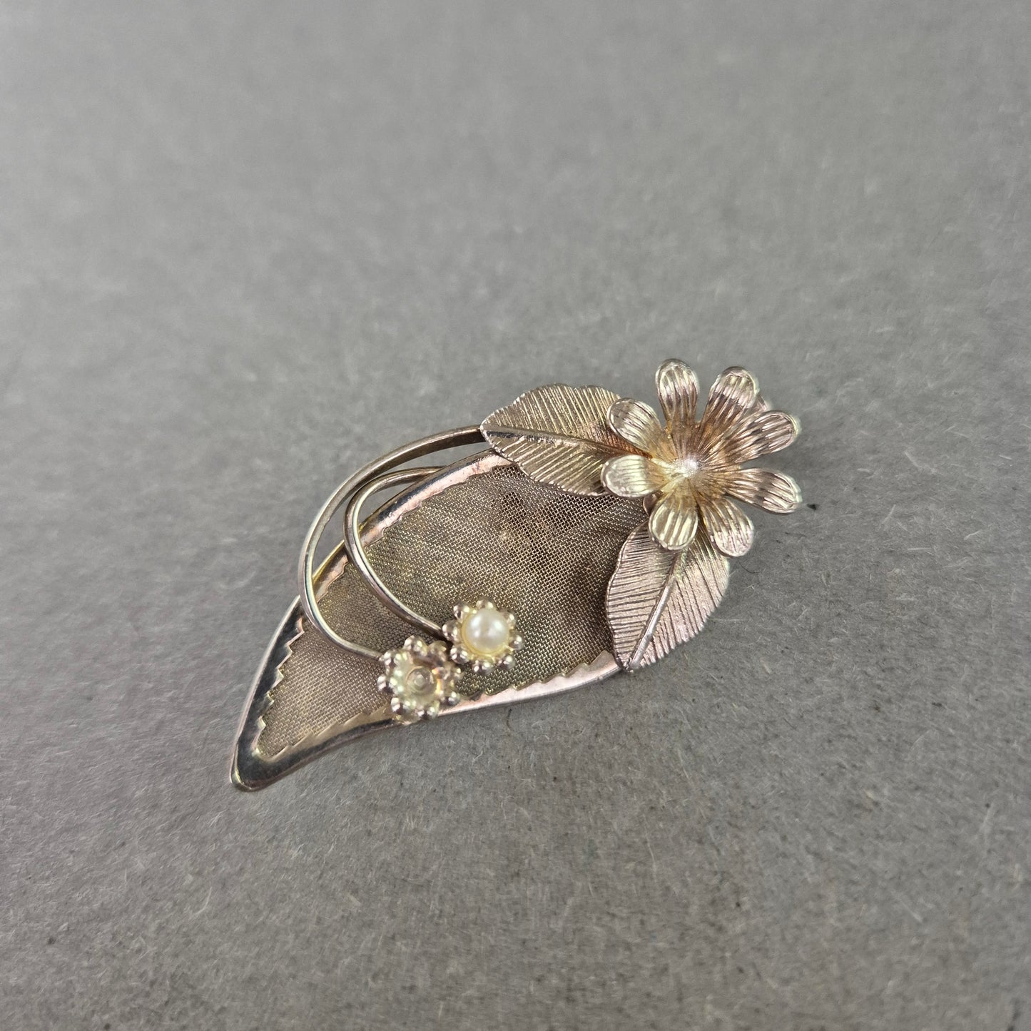 Florale Vintage-Brosche in Silberoptik mit Perlen – Eleganz im Naturstil