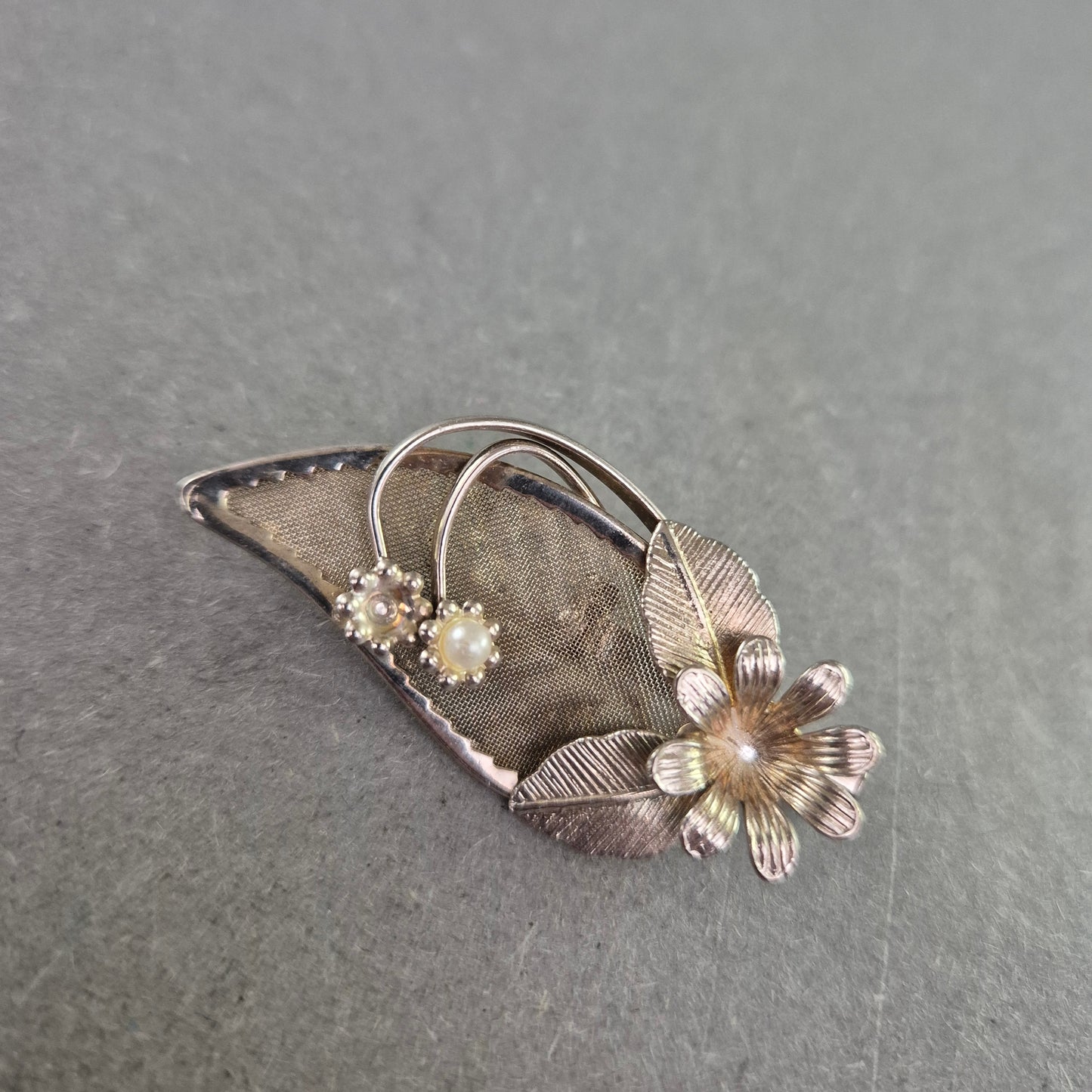 Florale Vintage-Brosche in Silberoptik mit Perlen – Eleganz im Naturstil