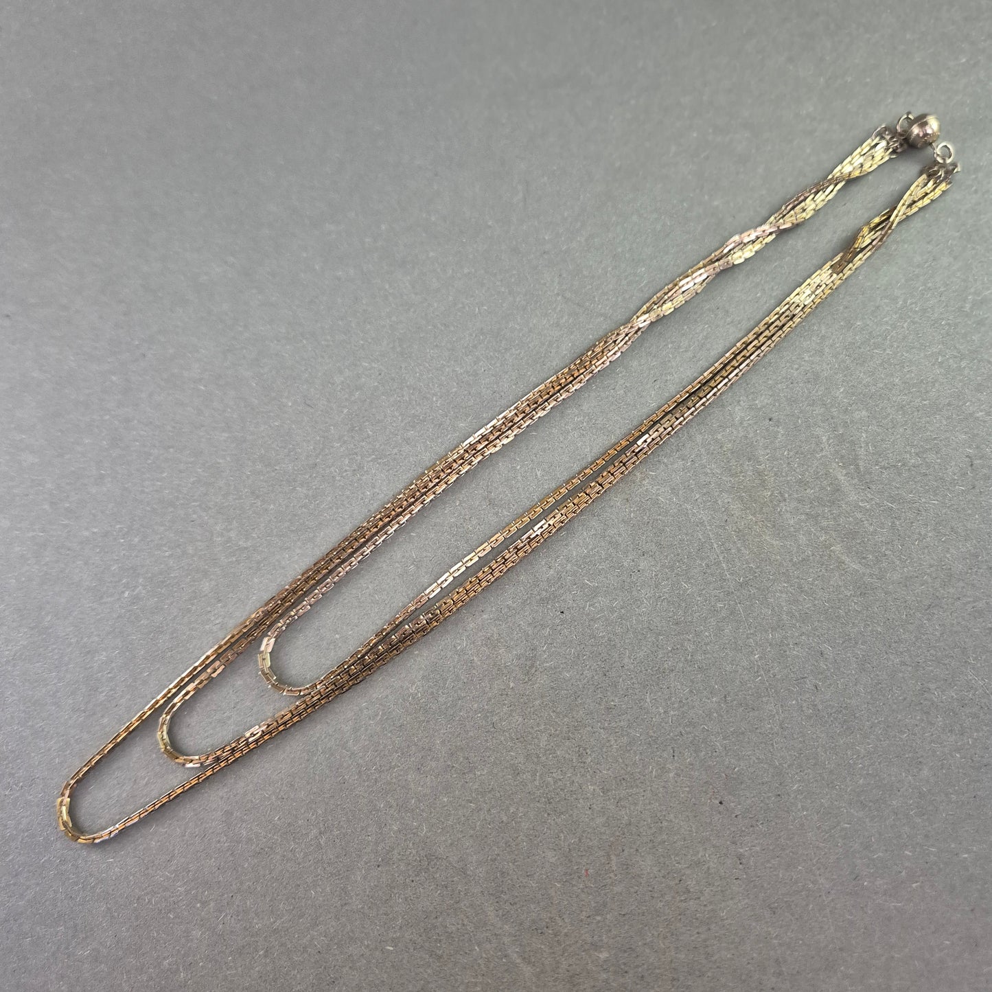 Dreireihige Vintage-Halskette – Eleganz im Schichten-Look