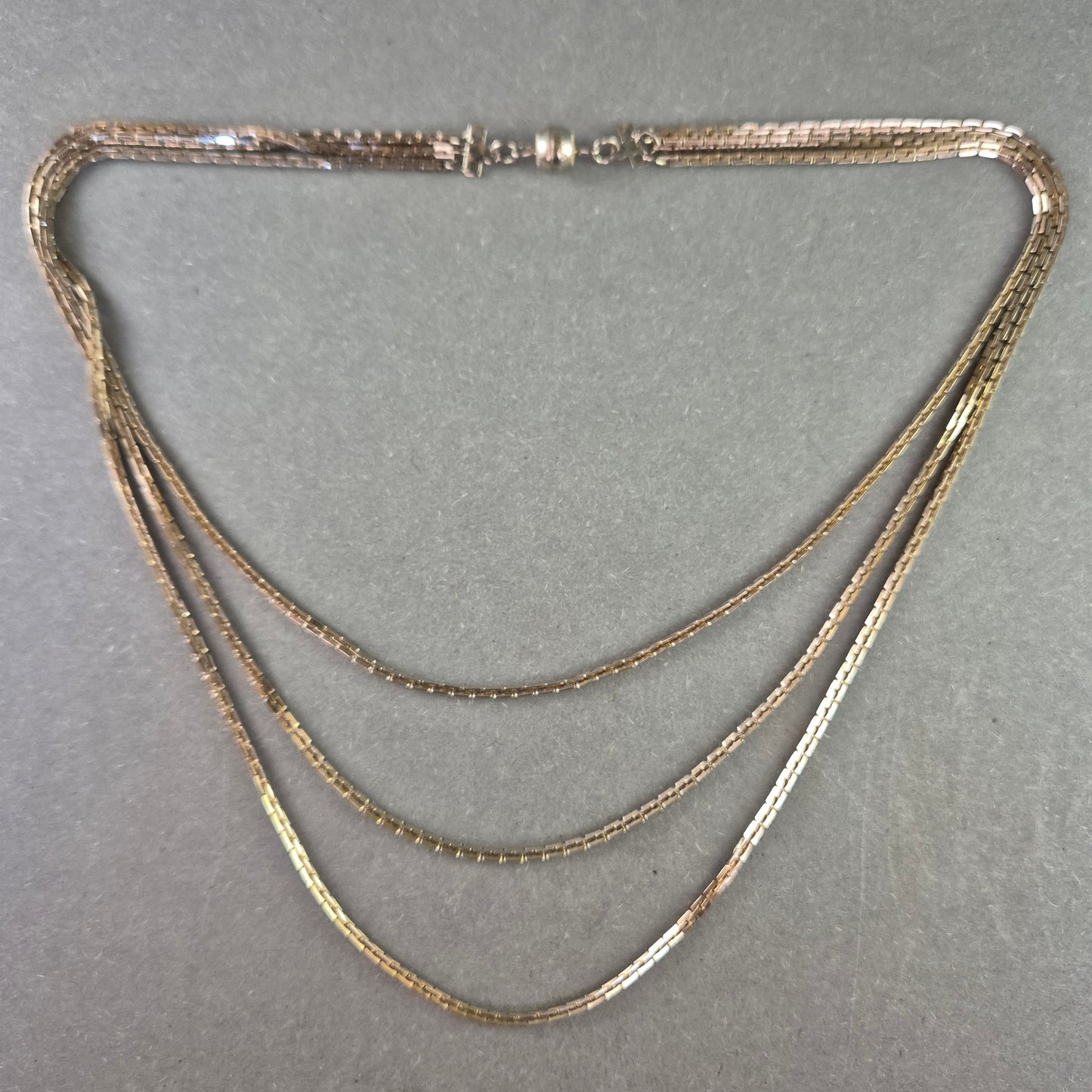 Dreireihige Vintage-Halskette – Eleganz im Schichten-Look