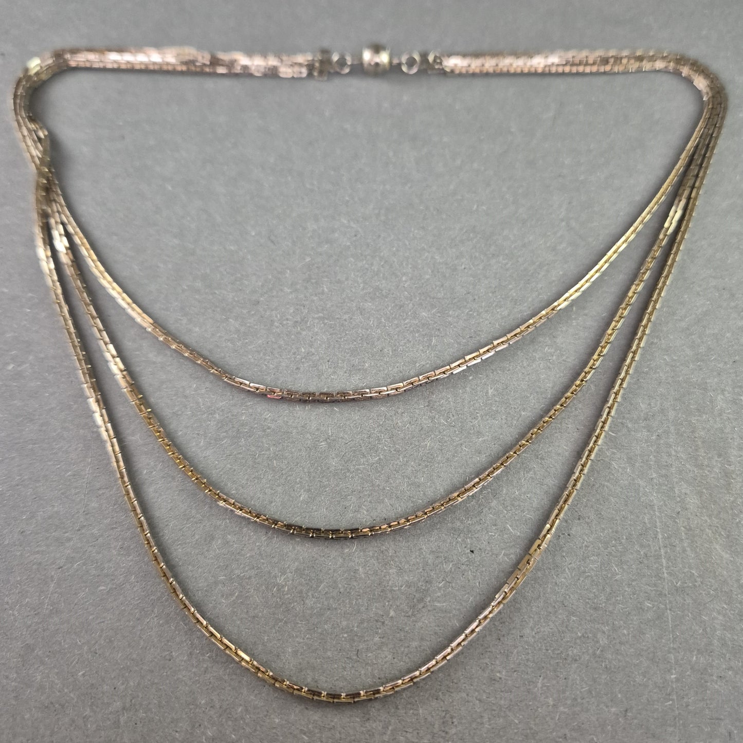 Dreireihige Vintage-Halskette – Eleganz im Schichten-Look