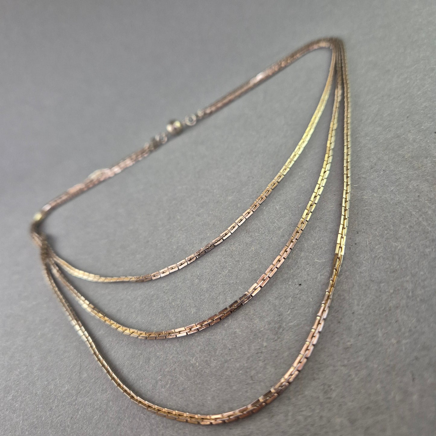 Dreireihige Vintage-Halskette – Eleganz im Schichten-Look