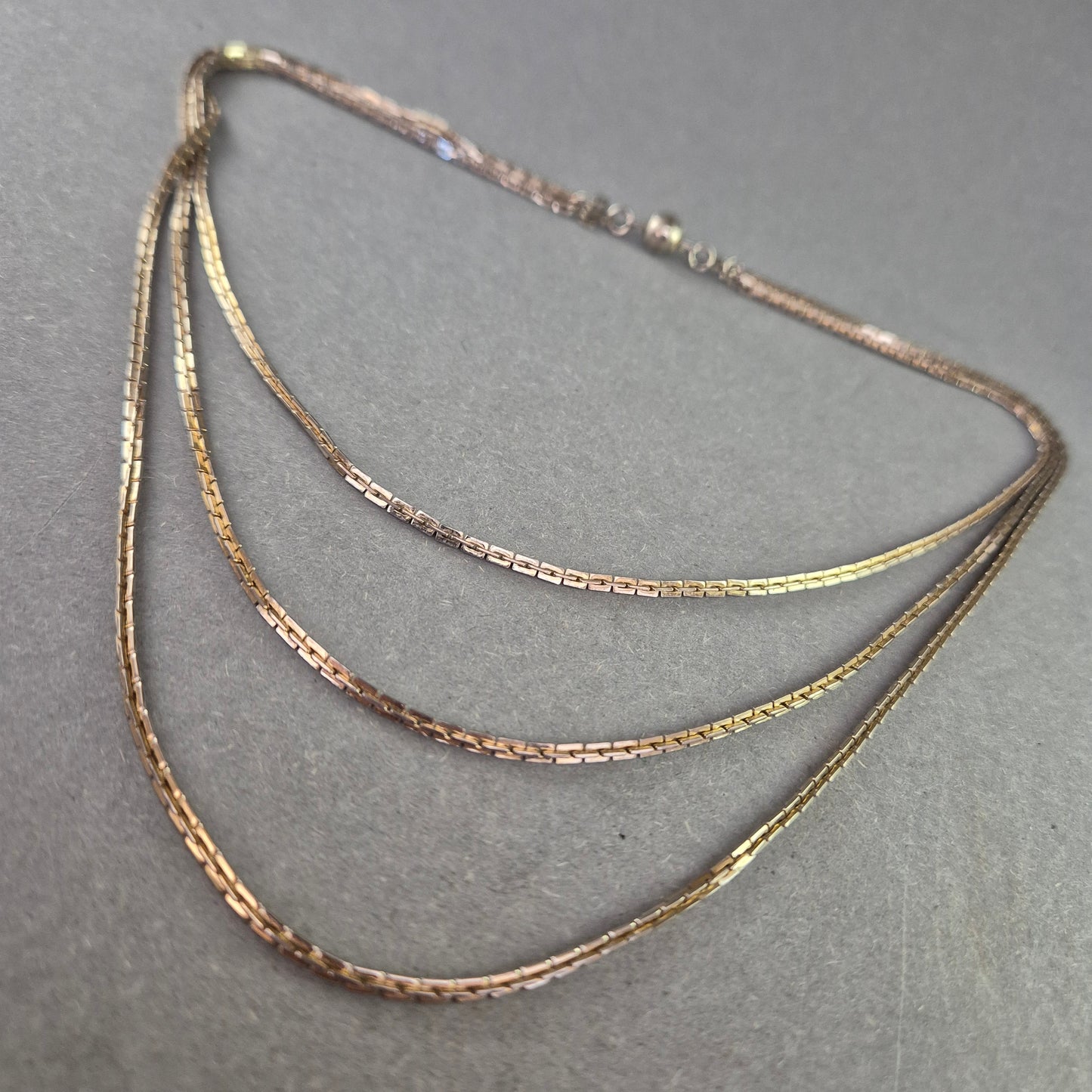 Dreireihige Vintage-Halskette – Eleganz im Schichten-Look