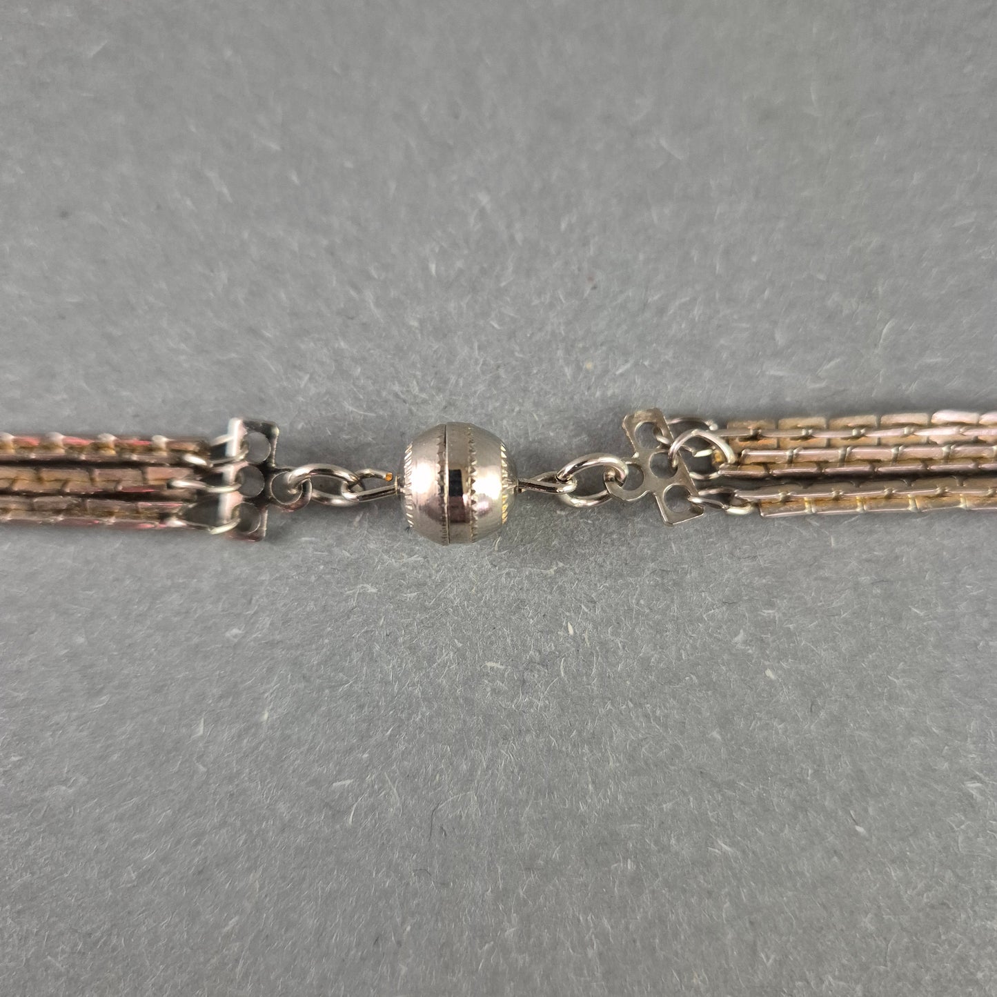 Dreireihige Vintage-Halskette – Eleganz im Schichten-Look