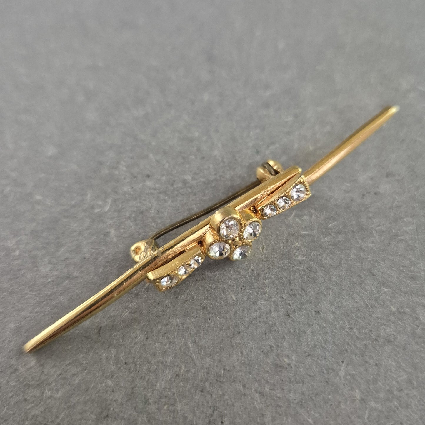 Elegante Vintage-Brosche mit Strass – Goldfarbener Blütenglanz