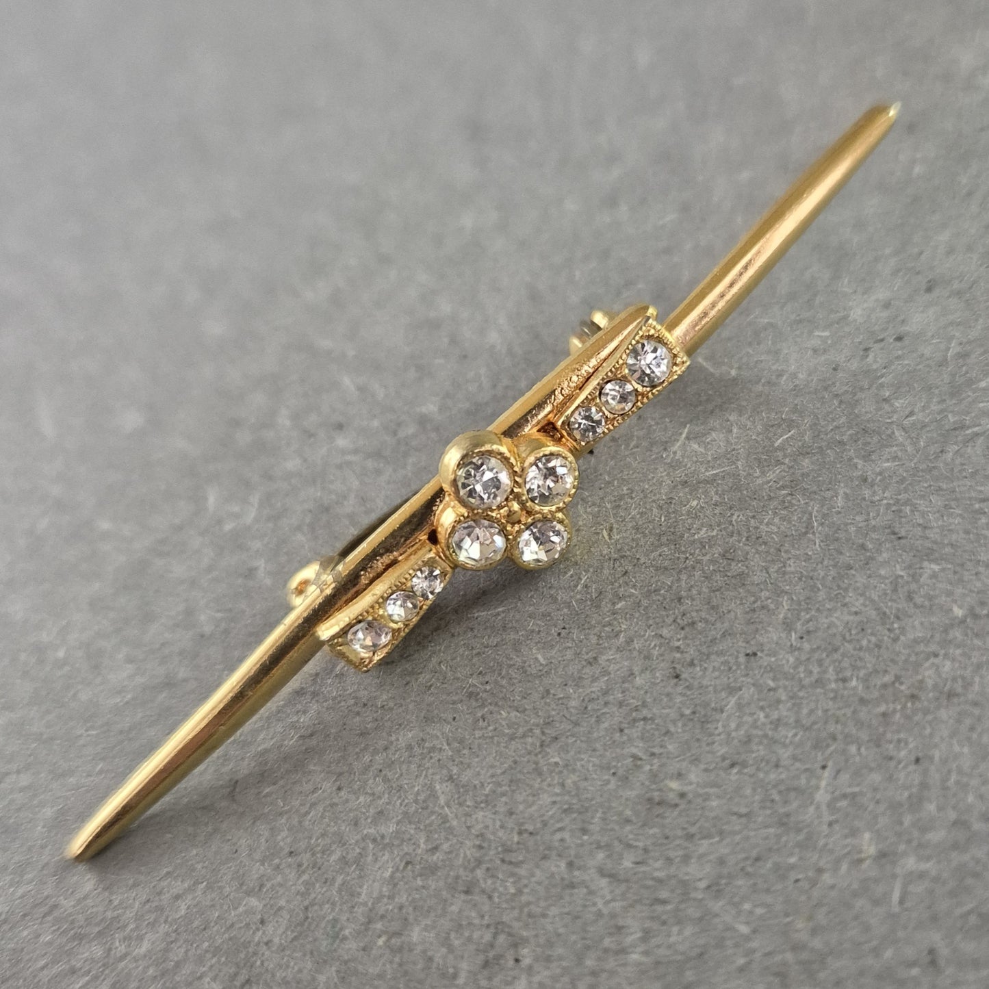 Elegante Vintage-Brosche mit Strass – Goldfarbener Blütenglanz