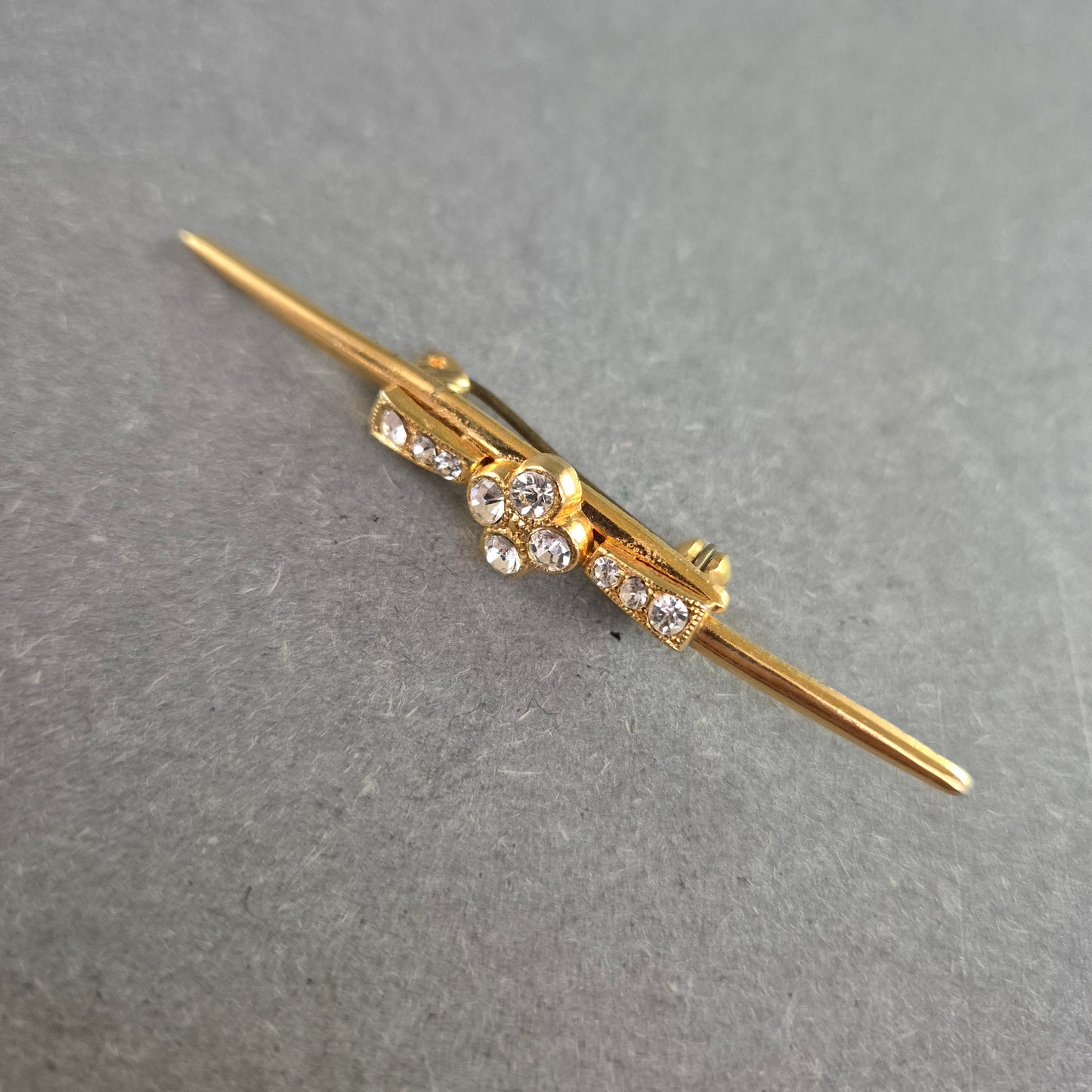 Elegante Vintage-Brosche mit Strass – Goldfarbener Blütenglanz