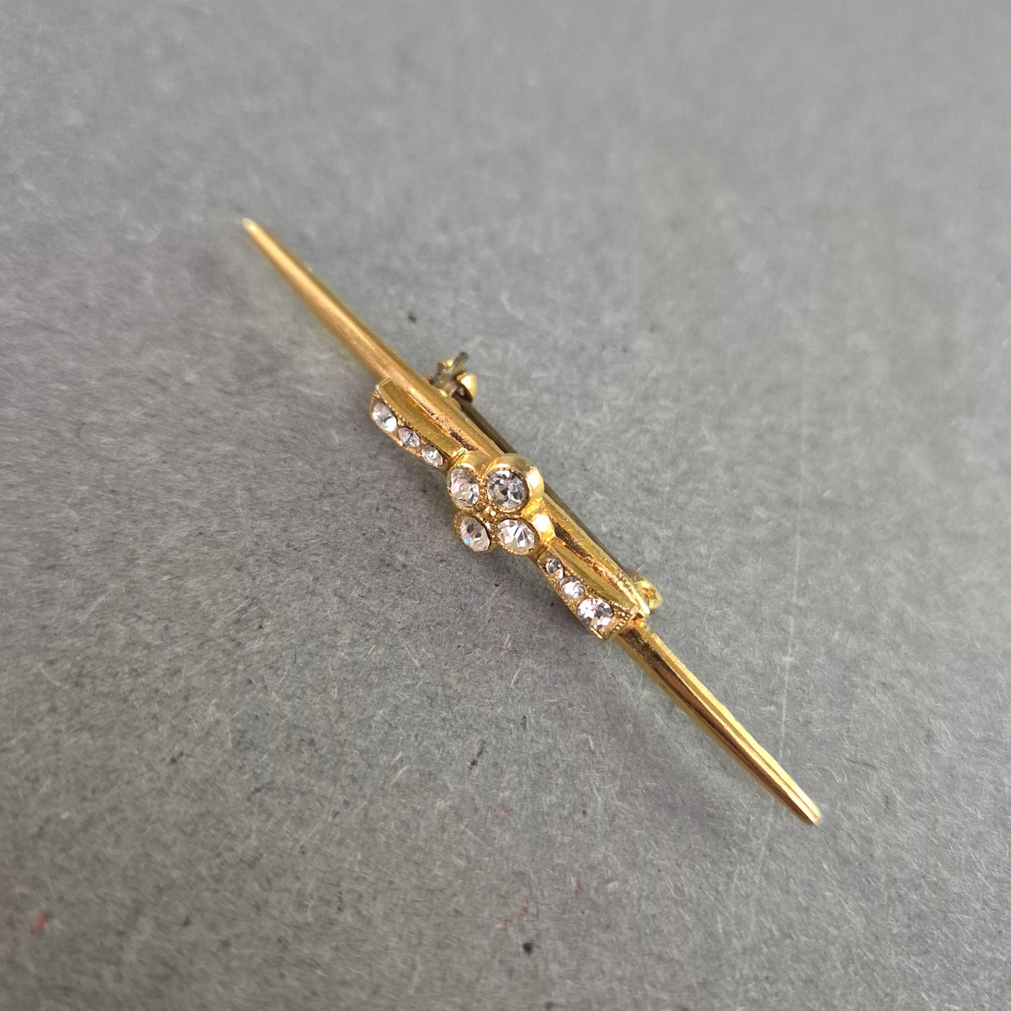 Elegante Vintage-Brosche mit Strass – Goldfarbener Blütenglanz