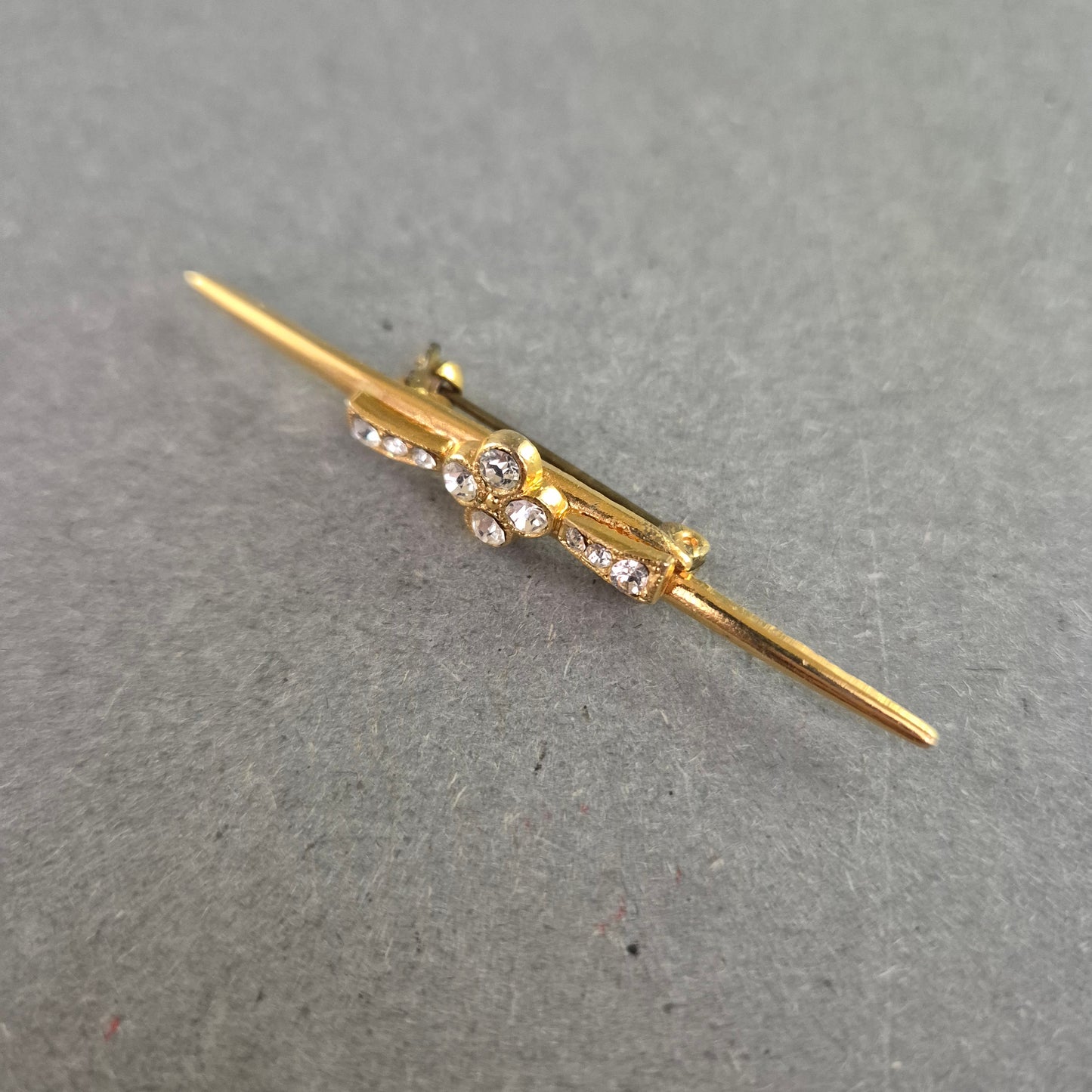 Elegante Vintage-Brosche mit Strass – Goldfarbener Blütenglanz