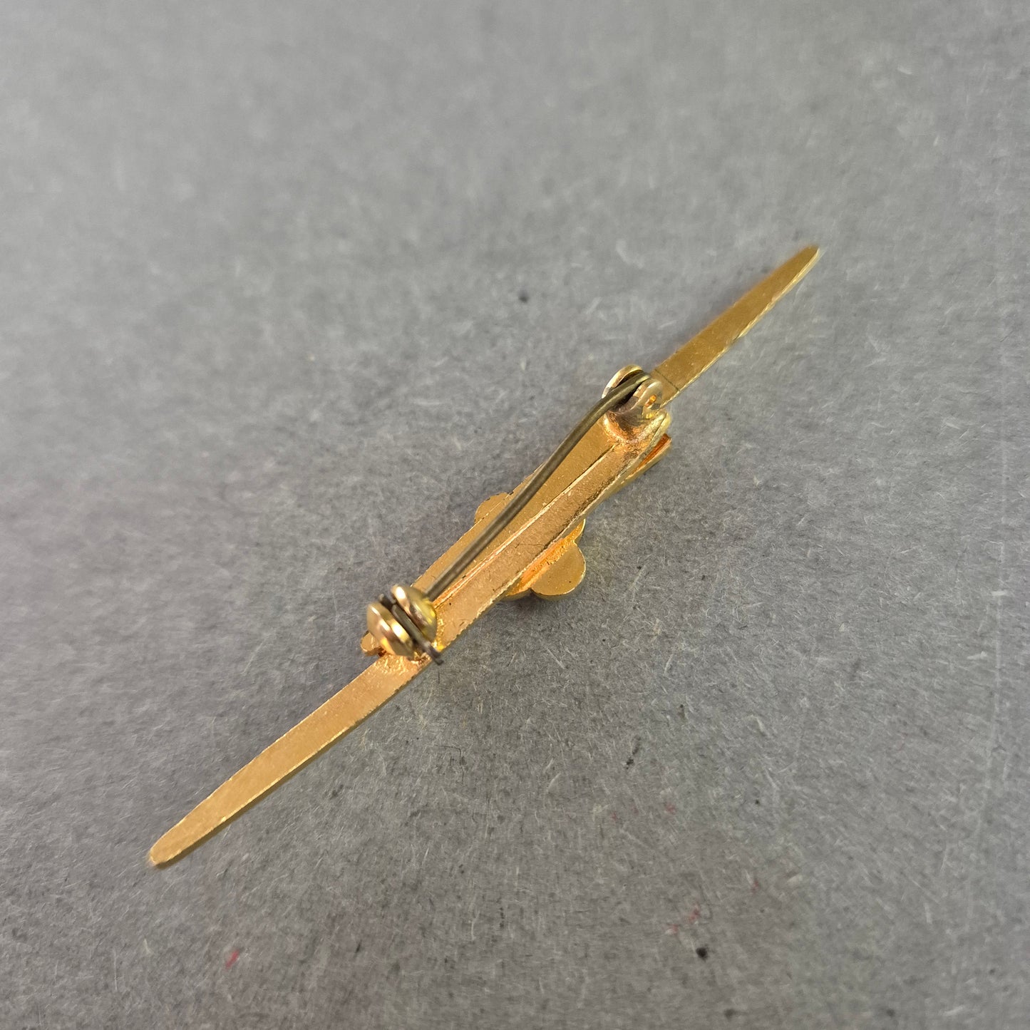 Elegante Vintage-Brosche mit Strass – Goldfarbener Blütenglanz