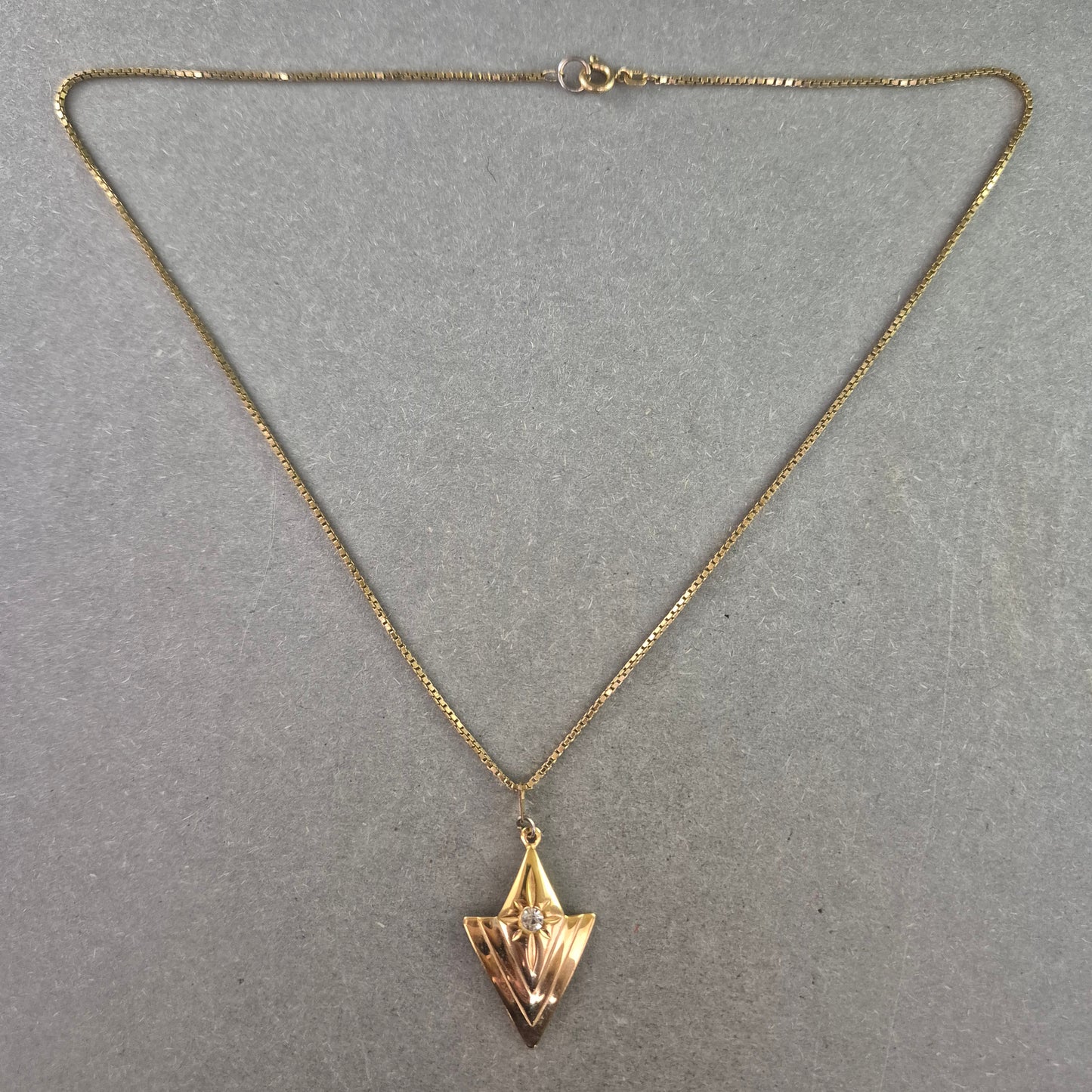 Elegante Vintage-Halskette mit Anhänger – Geometrisches Design mit Glanz