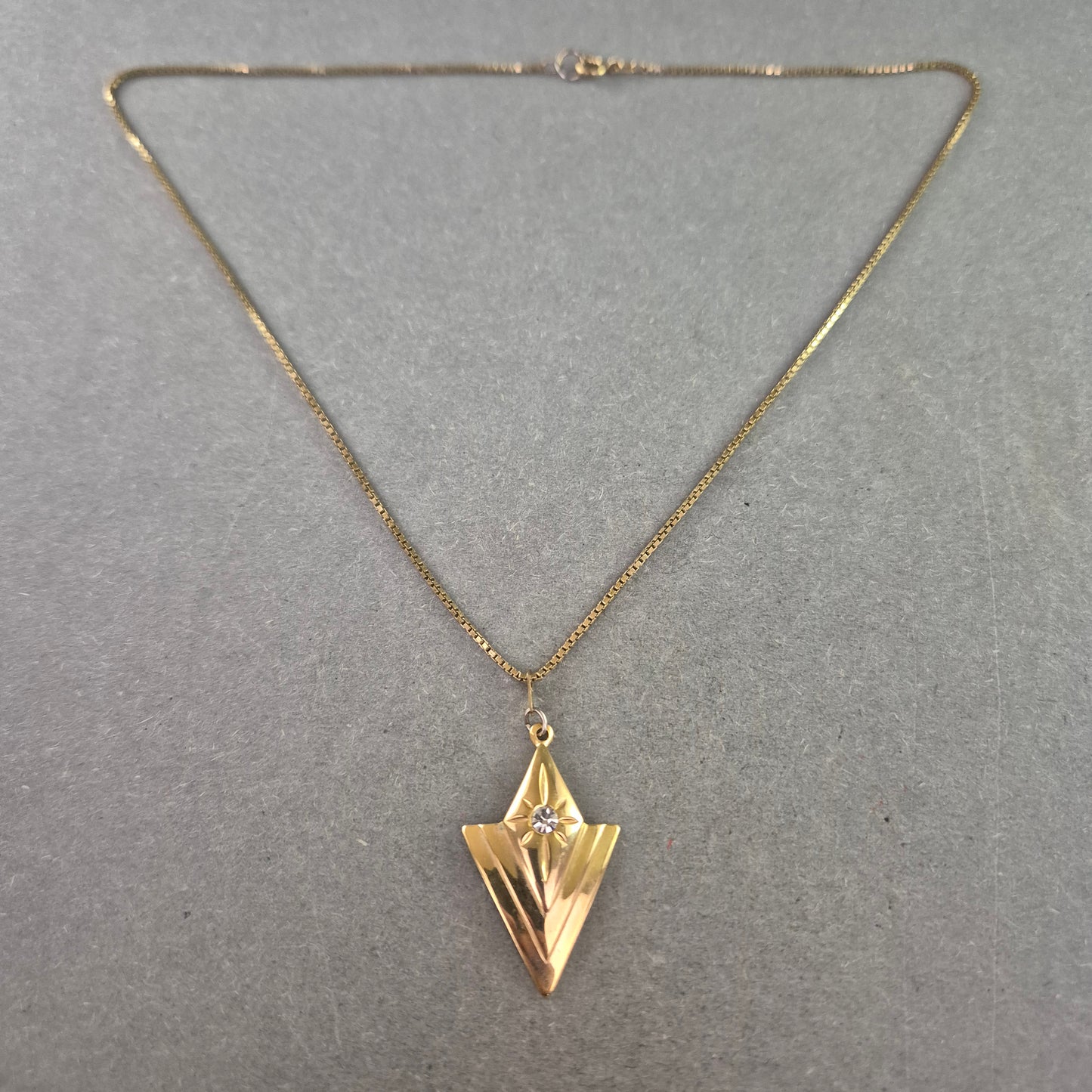 Elegante Vintage-Halskette mit Anhänger – Geometrisches Design mit Glanz