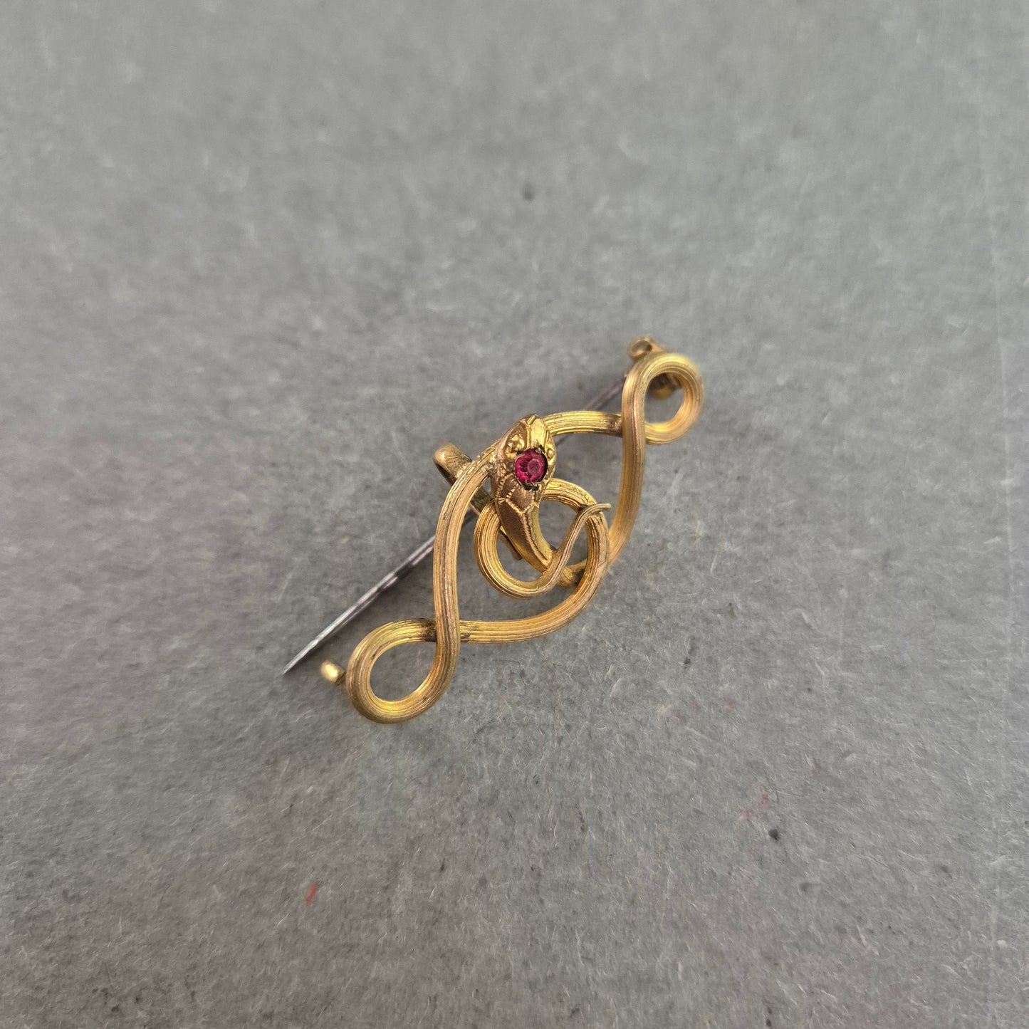 Antike Goldbrosche mit Rubinfarbener Zier – Jugendstil-Eleganz