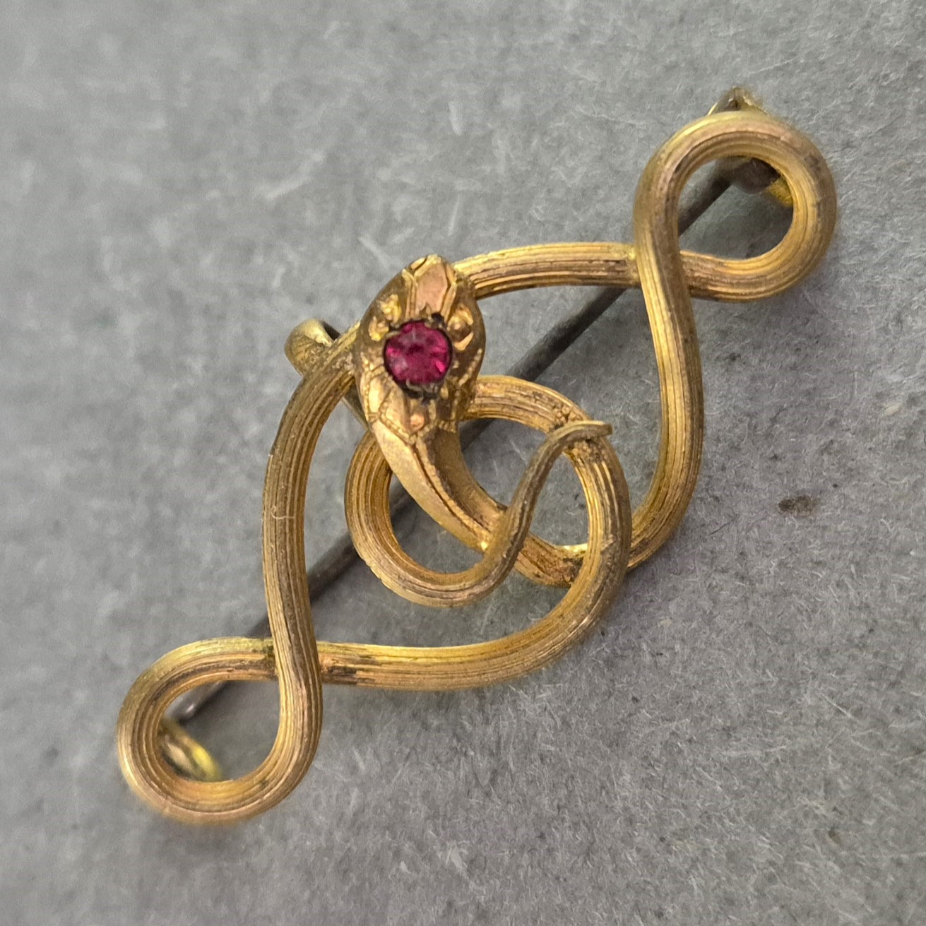 Antike Goldbrosche mit Rubinfarbener Zier – Jugendstil-Eleganz