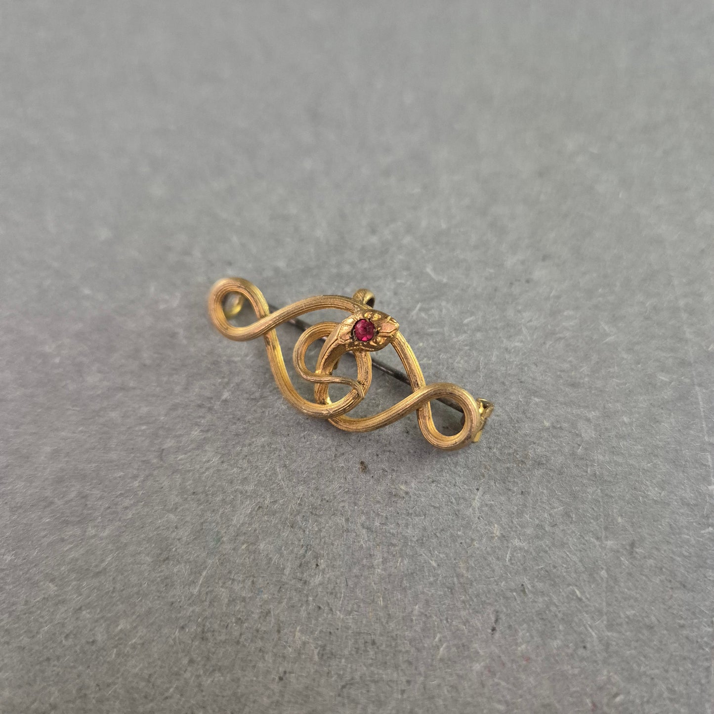 Antike Goldbrosche mit Rubinfarbener Zier – Jugendstil-Eleganz