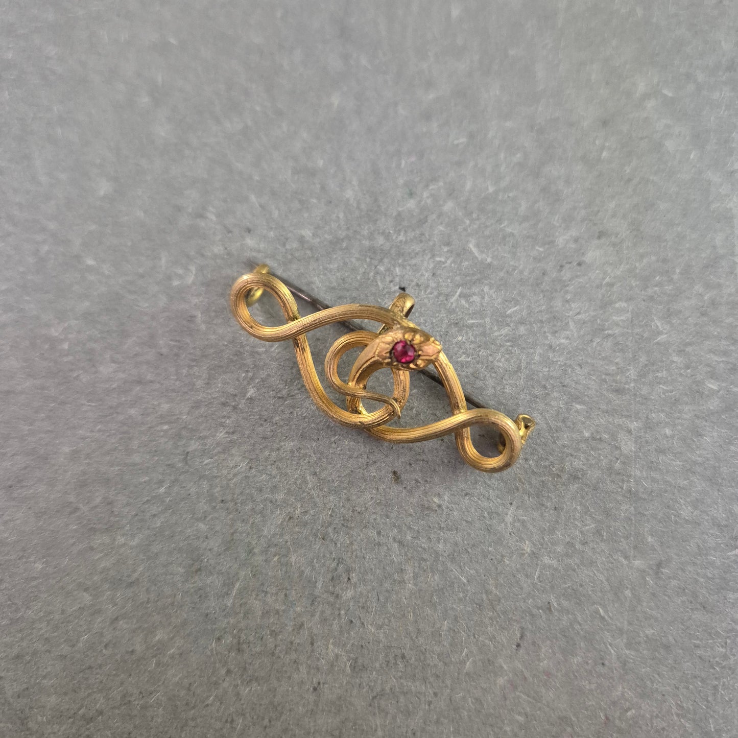 Antike Goldbrosche mit Rubinfarbener Zier – Jugendstil-Eleganz