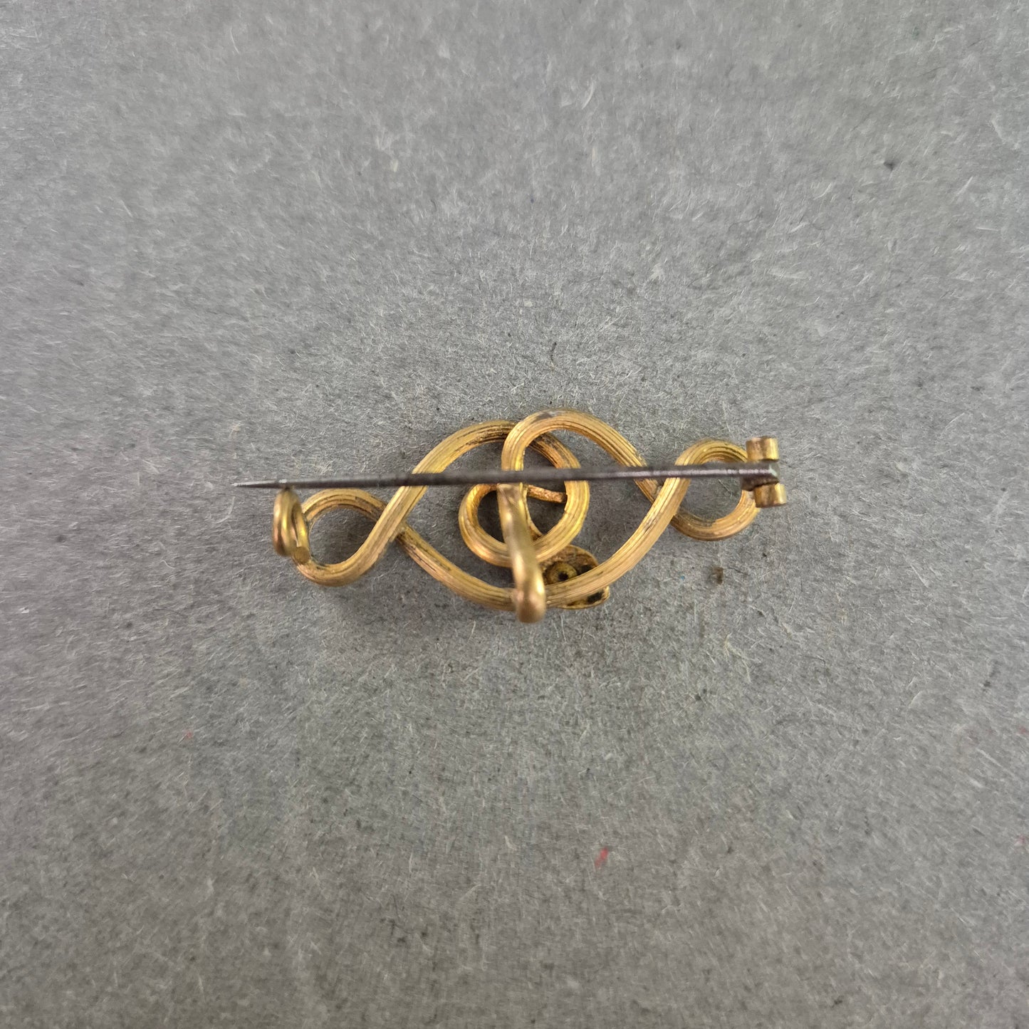 Antike Goldbrosche mit Rubinfarbener Zier – Jugendstil-Eleganz