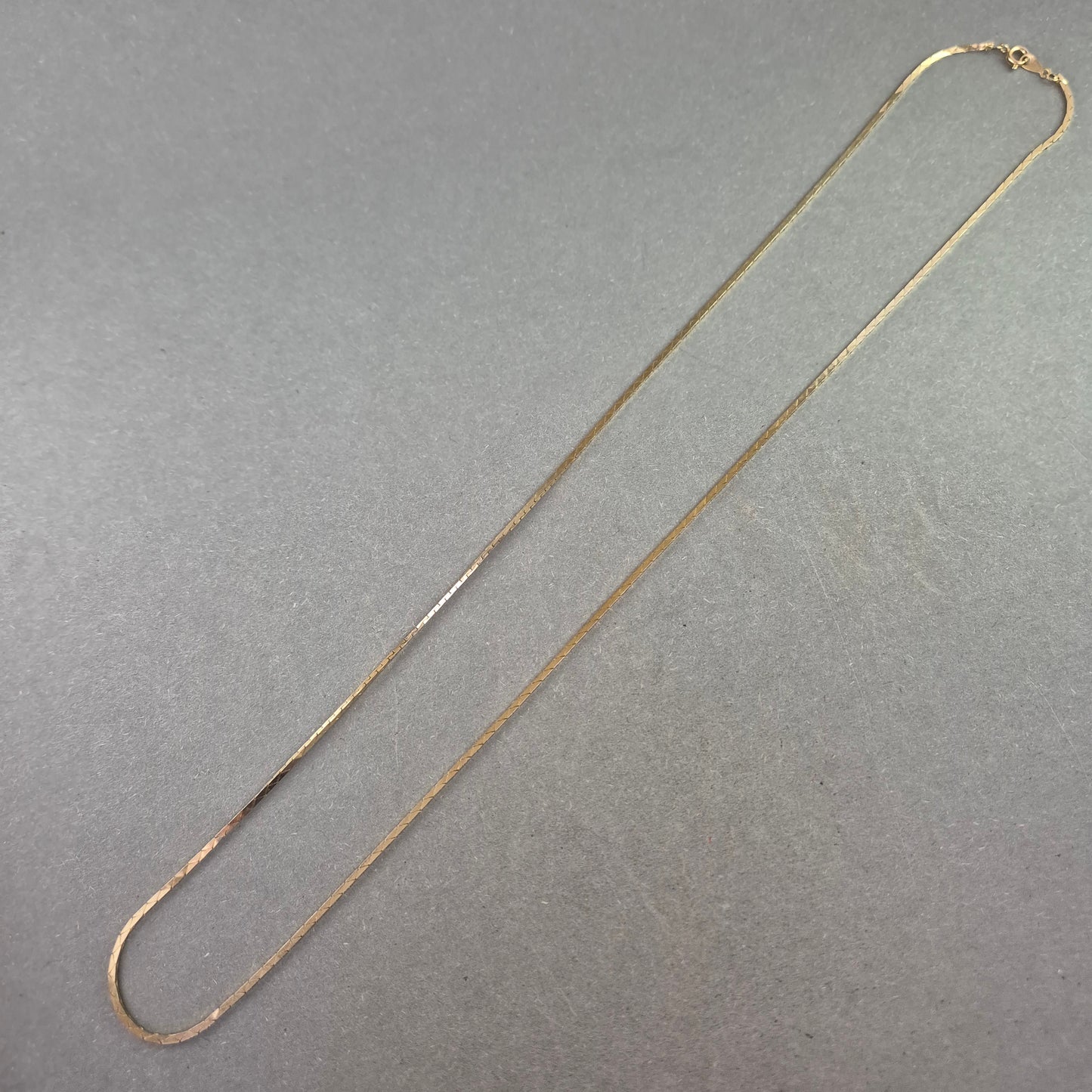 Flachpanzerkette im Vintage-Look – Schlichte Eleganz in Goldoptik