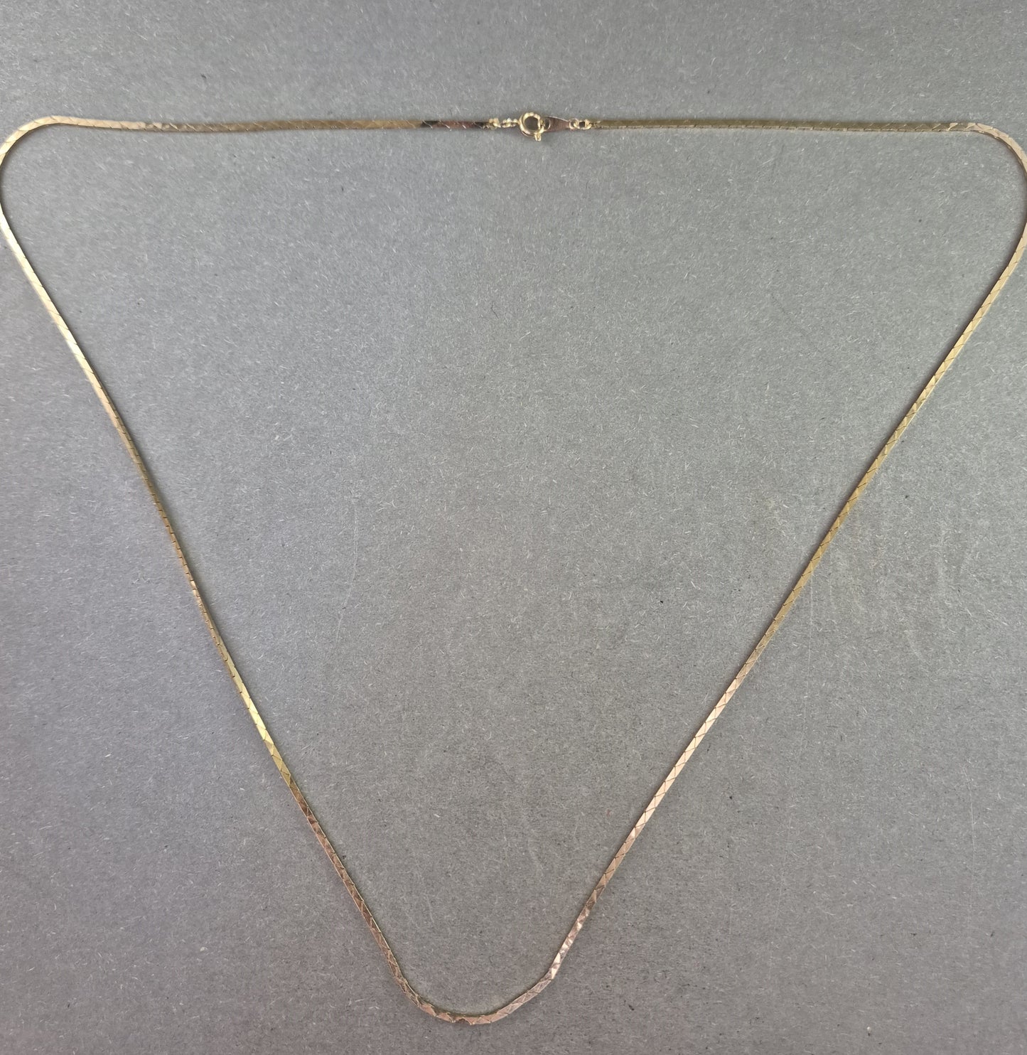 Flachpanzerkette im Vintage-Look – Schlichte Eleganz in Goldoptik