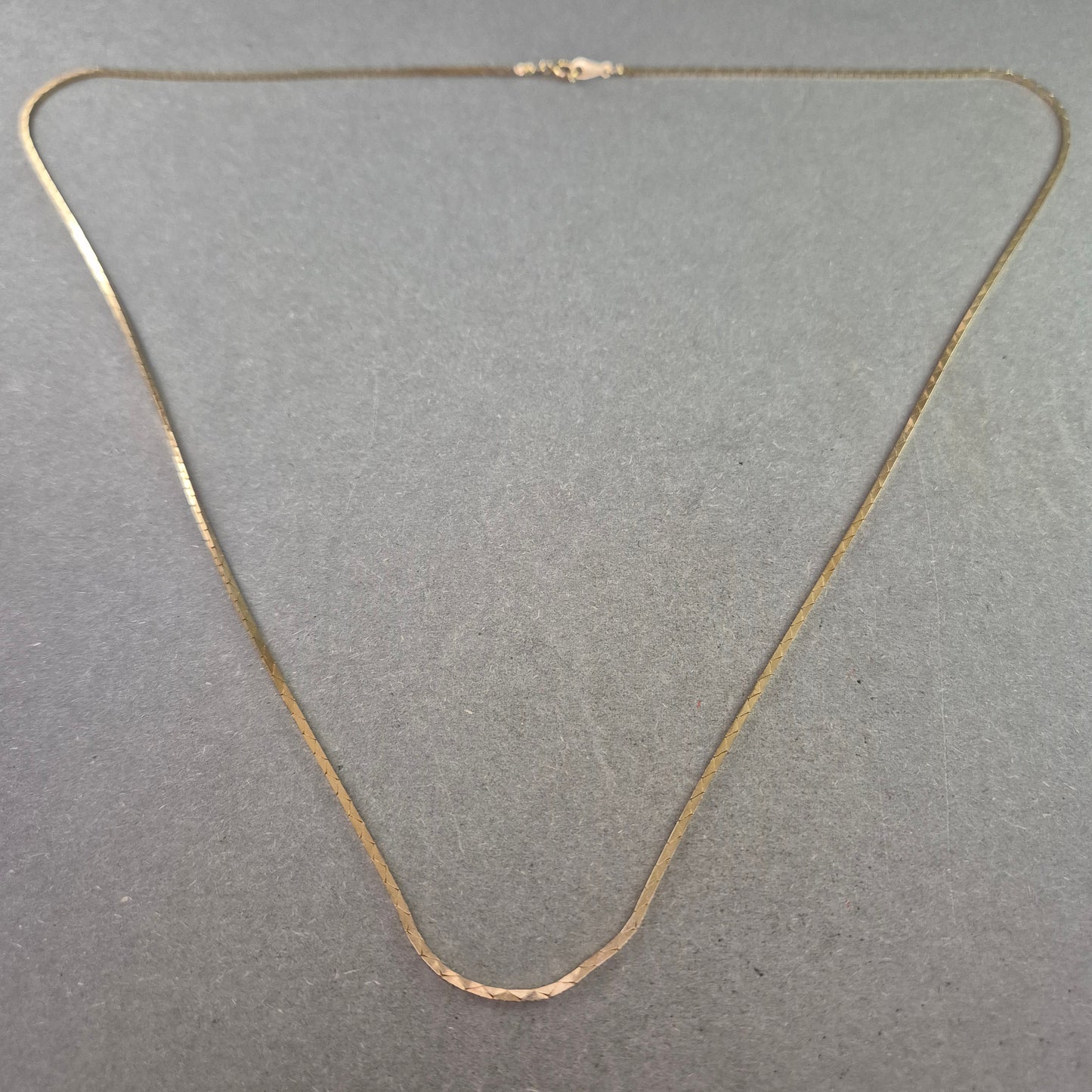 Flachpanzerkette im Vintage-Look – Schlichte Eleganz in Goldoptik