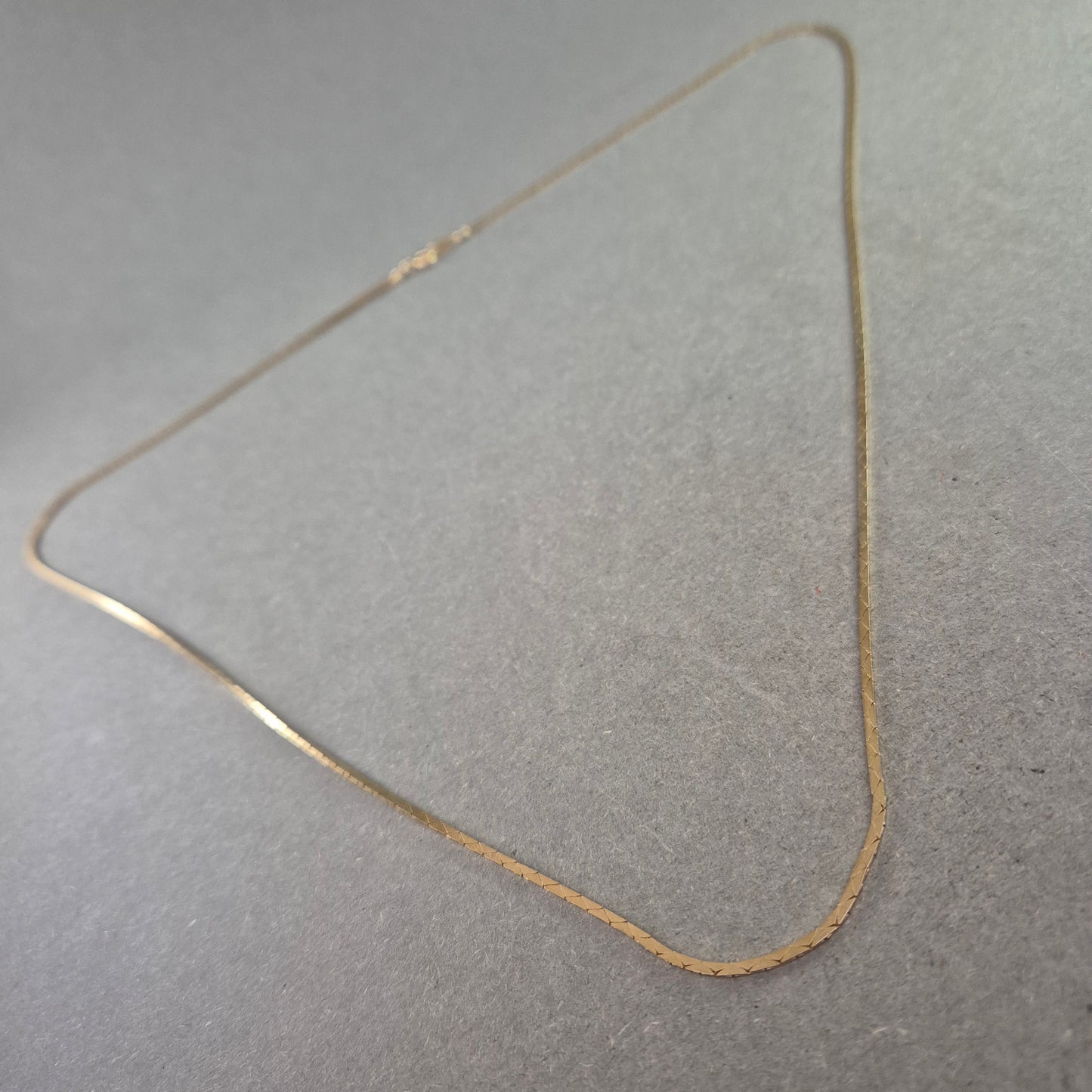 Flachpanzerkette im Vintage-Look – Schlichte Eleganz in Goldoptik