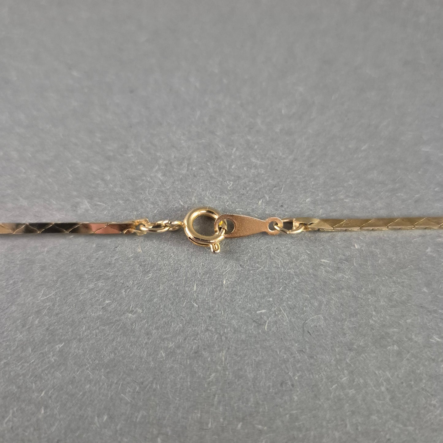 Flachpanzerkette im Vintage-Look – Schlichte Eleganz in Goldoptik