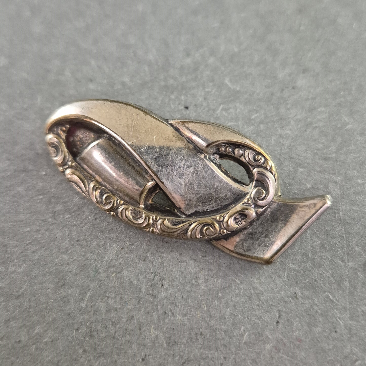 Vintage Brosche im abstrakten Design – Eleganz im Schwung