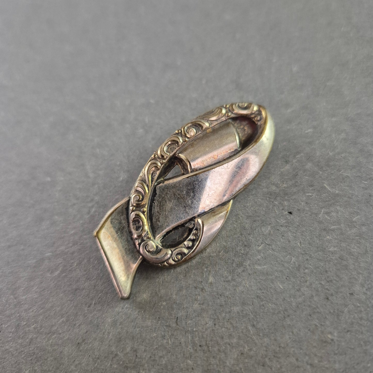 Vintage Brosche im abstrakten Design – Eleganz im Schwung