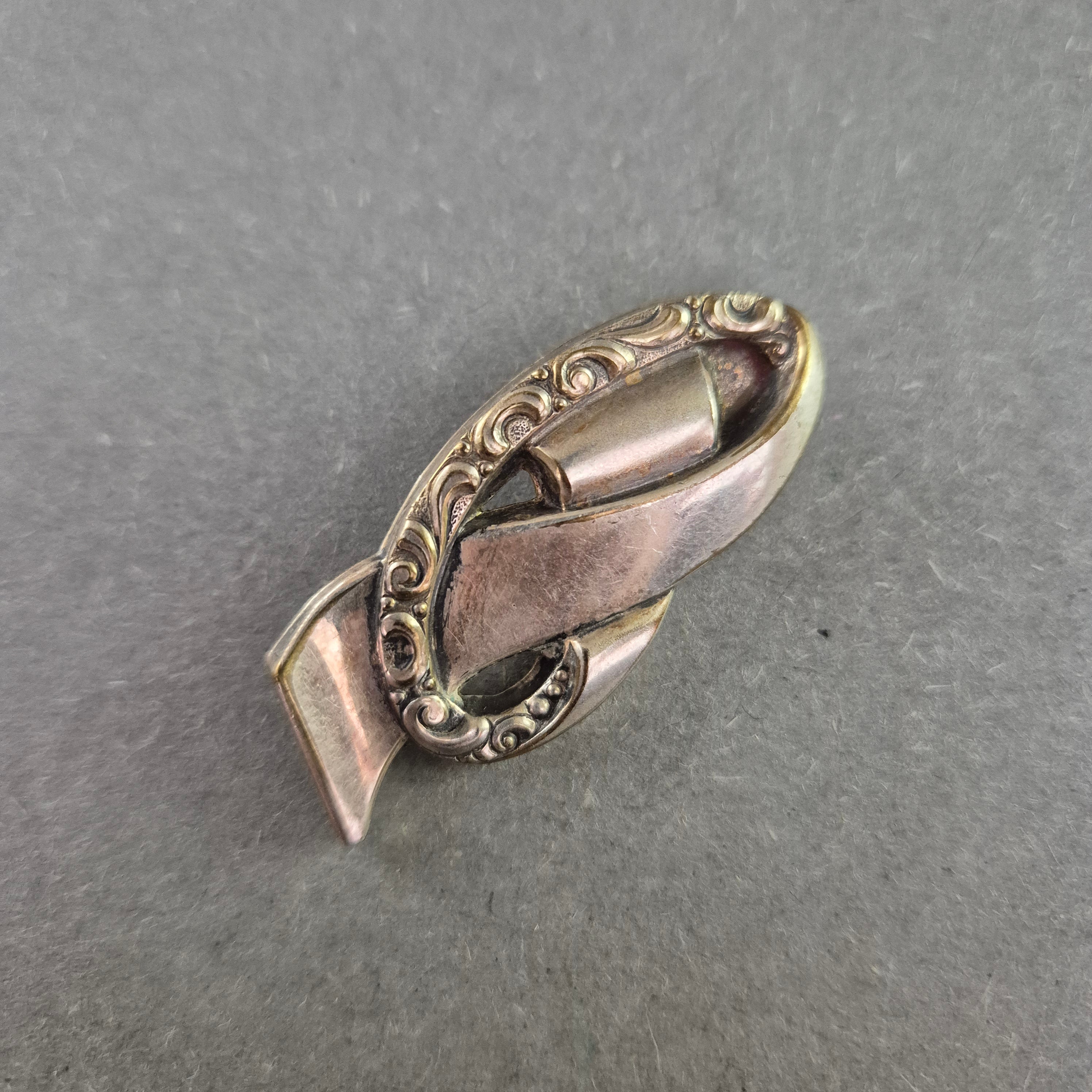 Vintage Brosche im abstrakten Design – Eleganz im Schwung – Gallery Jarrodi