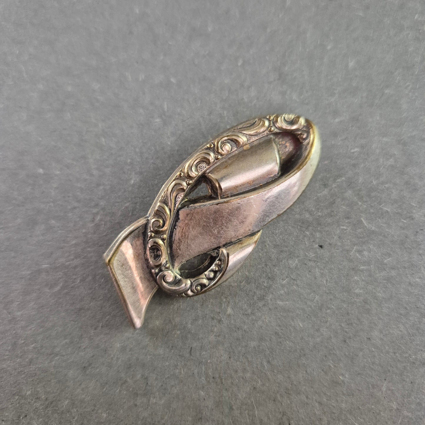 Vintage Brosche im abstrakten Design – Eleganz im Schwung