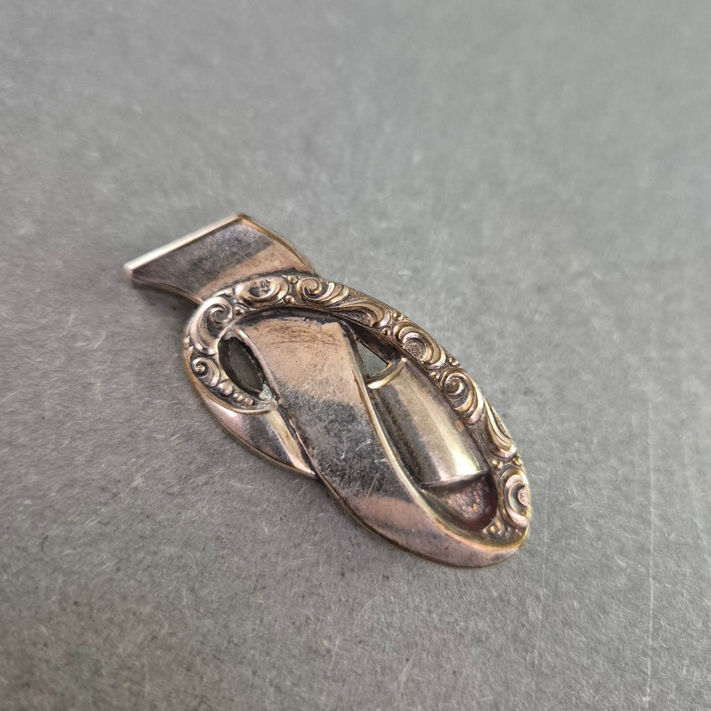 Vintage Brosche im abstrakten Design – Eleganz im Schwung