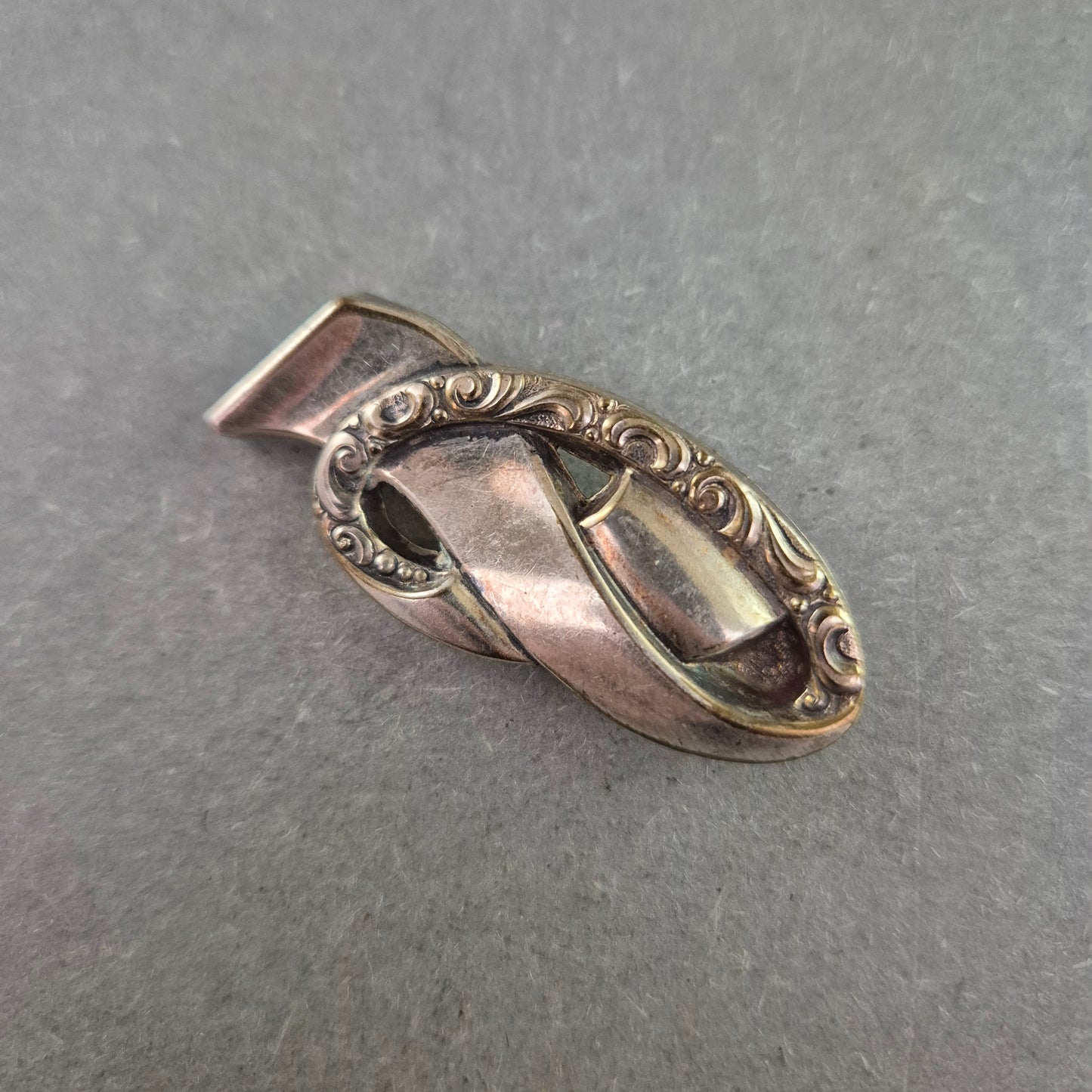 Vintage Brosche im abstrakten Design – Eleganz im Schwung