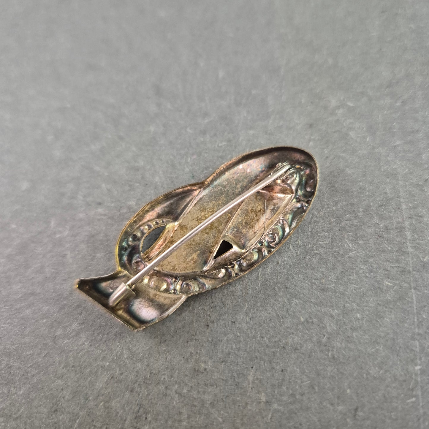 Vintage Brosche im abstrakten Design – Eleganz im Schwung