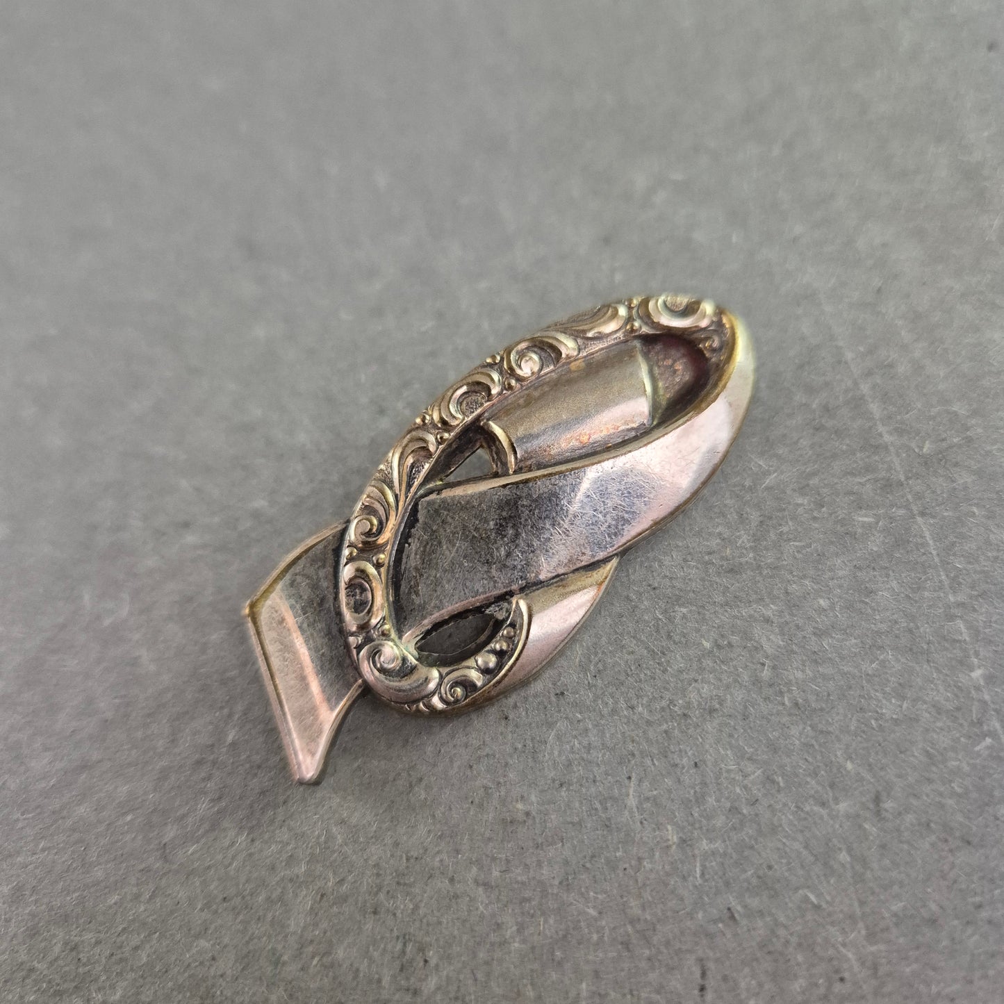 Vintage Brosche im abstrakten Design – Eleganz im Schwung