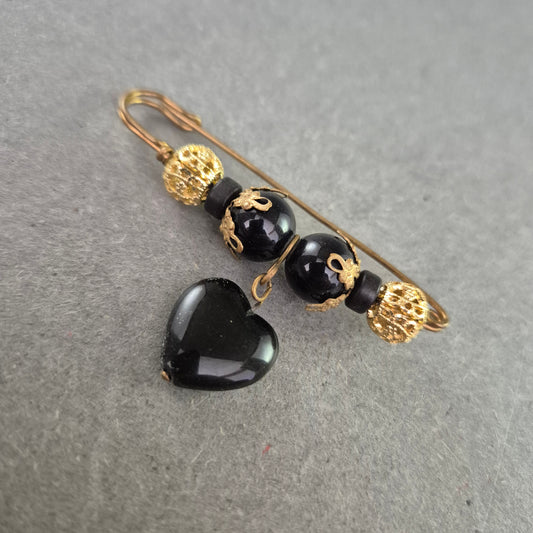 Dekorative Sicherheitsnadel mit schwarzem Herzanhänger – Vintage-Chic