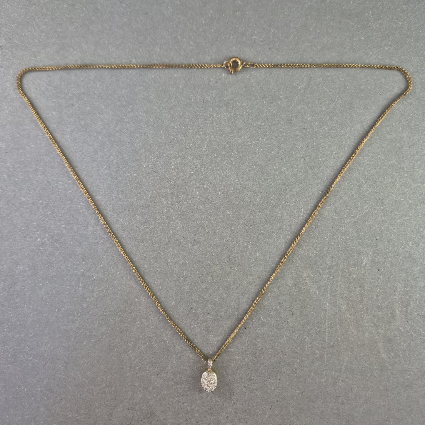 Zarte Halskette mit ovalem Strassanhänger – Eleganz im Miniaturformat