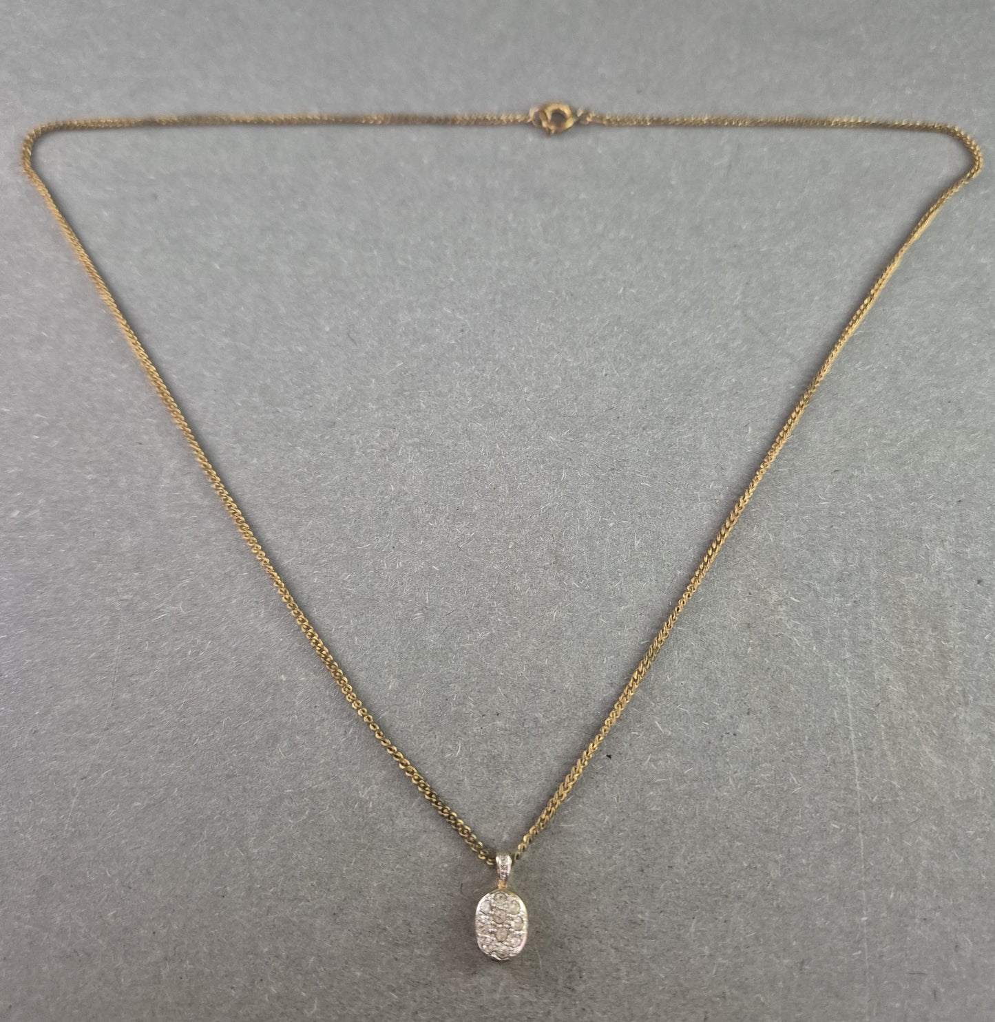 Zarte Halskette mit ovalem Strassanhänger – Eleganz im Miniaturformat