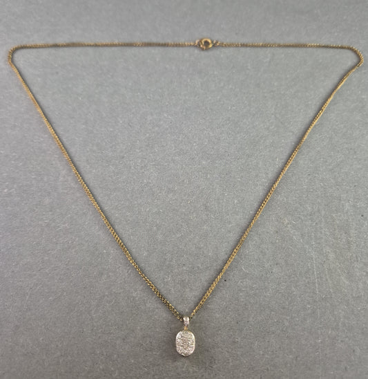 Zarte Halskette mit ovalem Strassanhänger – Eleganz im Miniaturformat