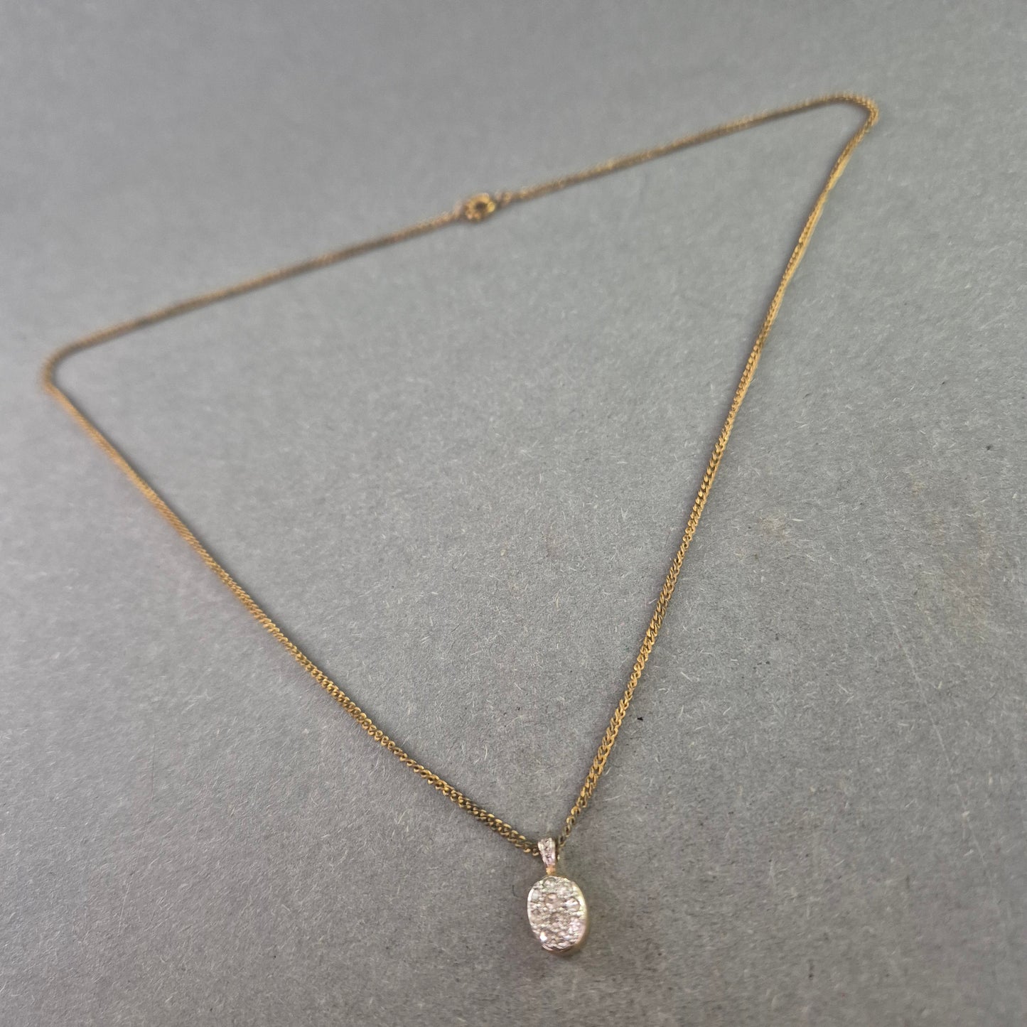 Zarte Halskette mit ovalem Strassanhänger – Eleganz im Miniaturformat