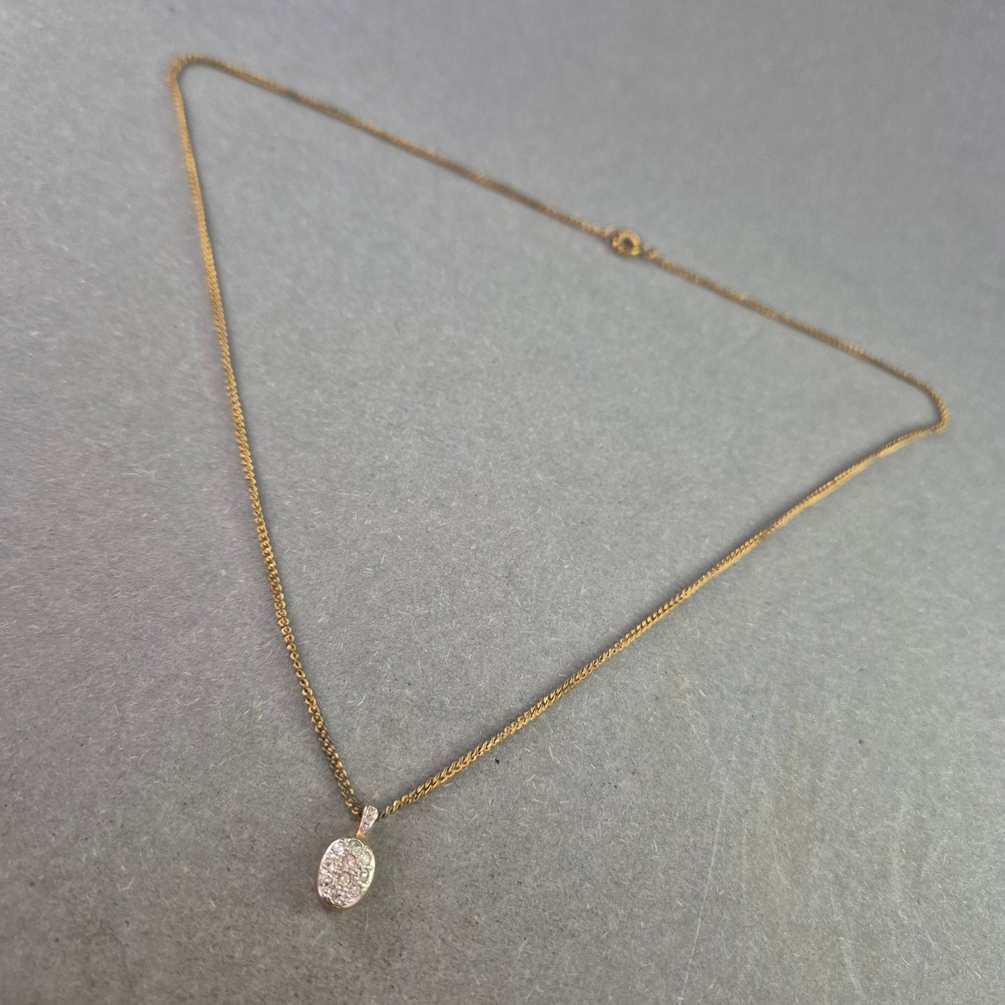 Zarte Halskette mit ovalem Strassanhänger – Eleganz im Miniaturformat