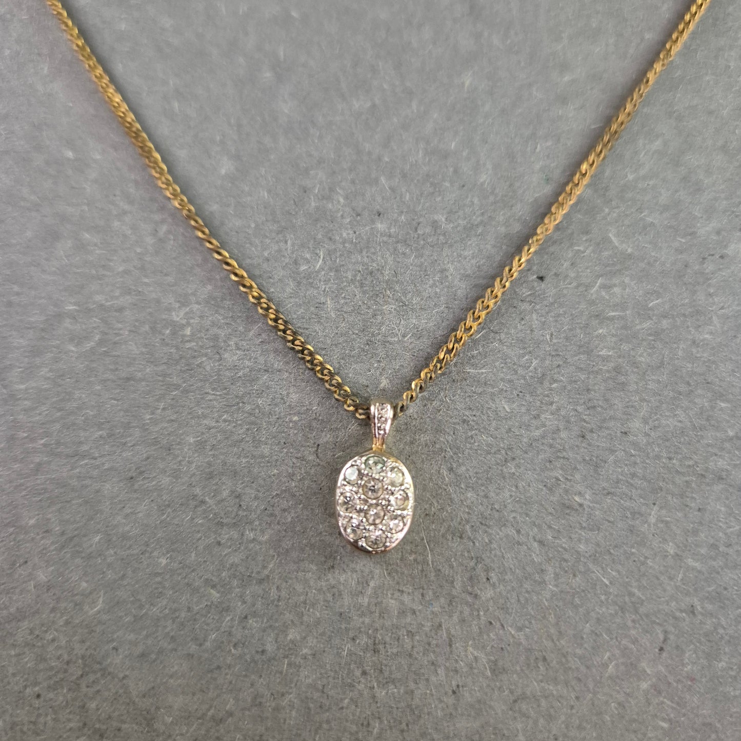 Zarte Halskette mit ovalem Strassanhänger – Eleganz im Miniaturformat