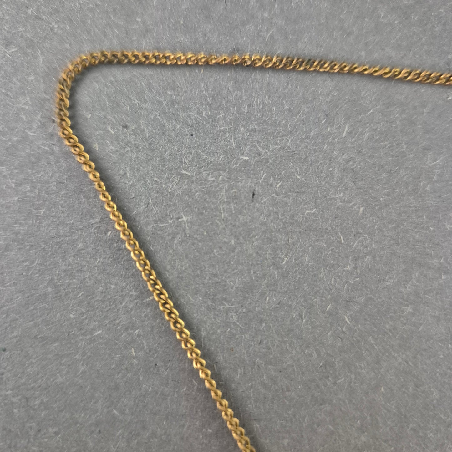 Zarte Halskette mit ovalem Strassanhänger – Eleganz im Miniaturformat