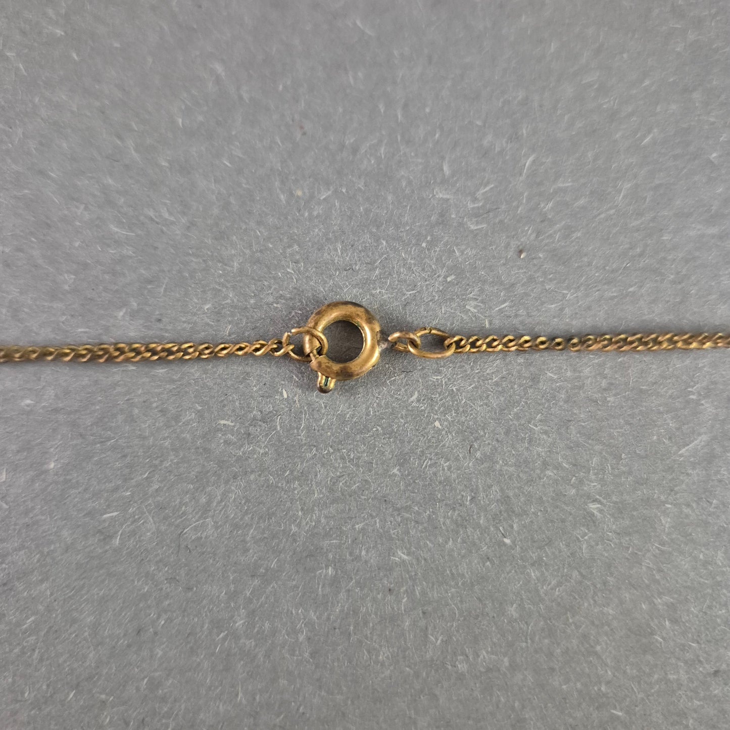 Zarte Halskette mit ovalem Strassanhänger – Eleganz im Miniaturformat