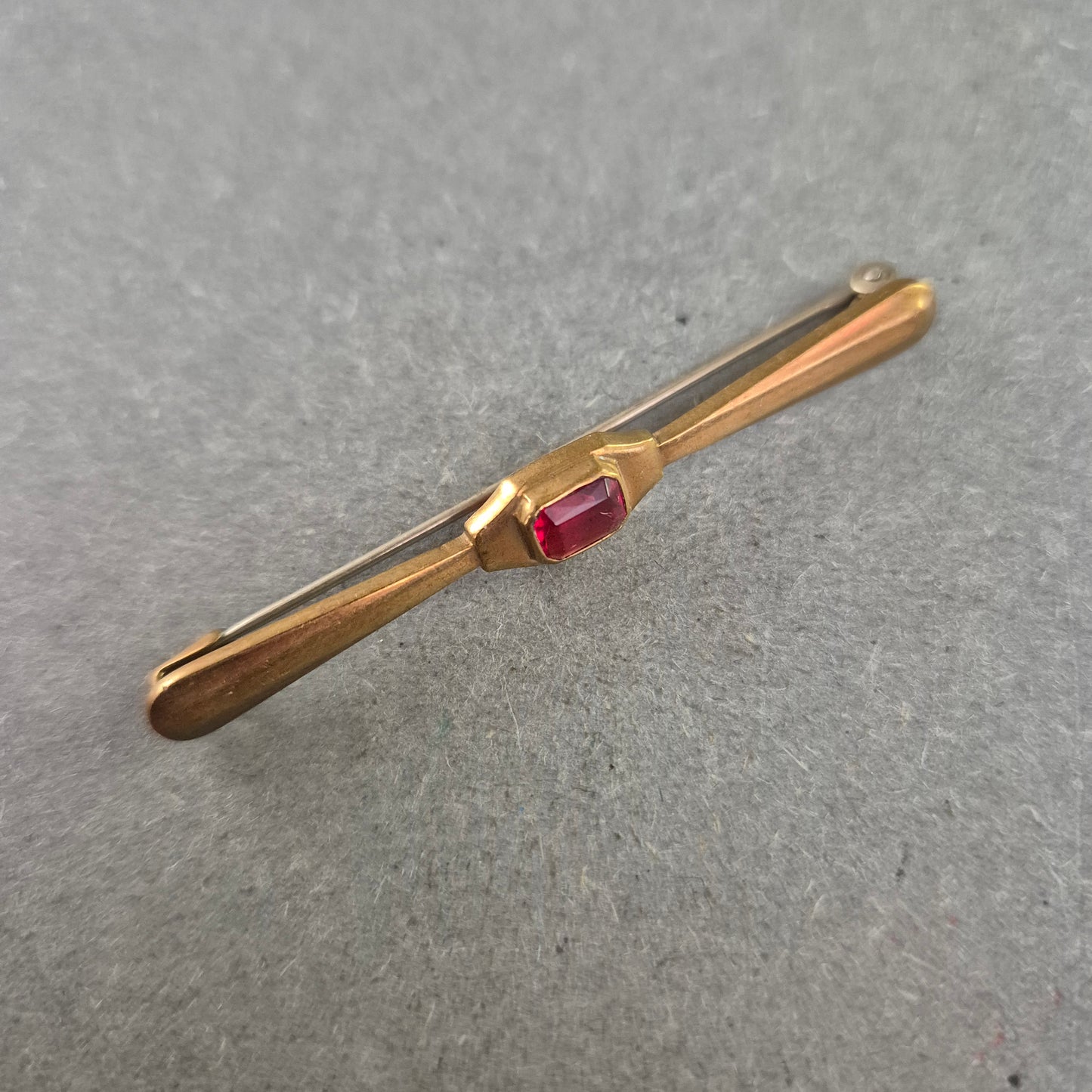 Elegante Vintage-Brosche mit Rubinrotem Akzent – Stilvolle Zierde in Goldoptik