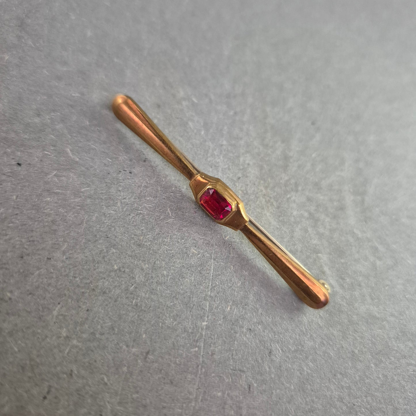 Elegante Vintage-Brosche mit Rubinrotem Akzent – Stilvolle Zierde in Goldoptik