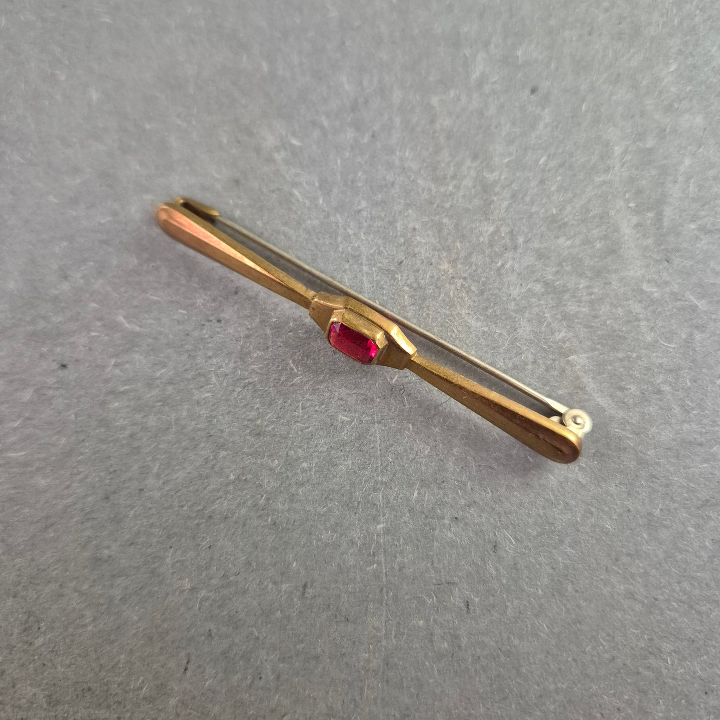 Elegante Vintage-Brosche mit Rubinrotem Akzent – Stilvolle Zierde in Goldoptik