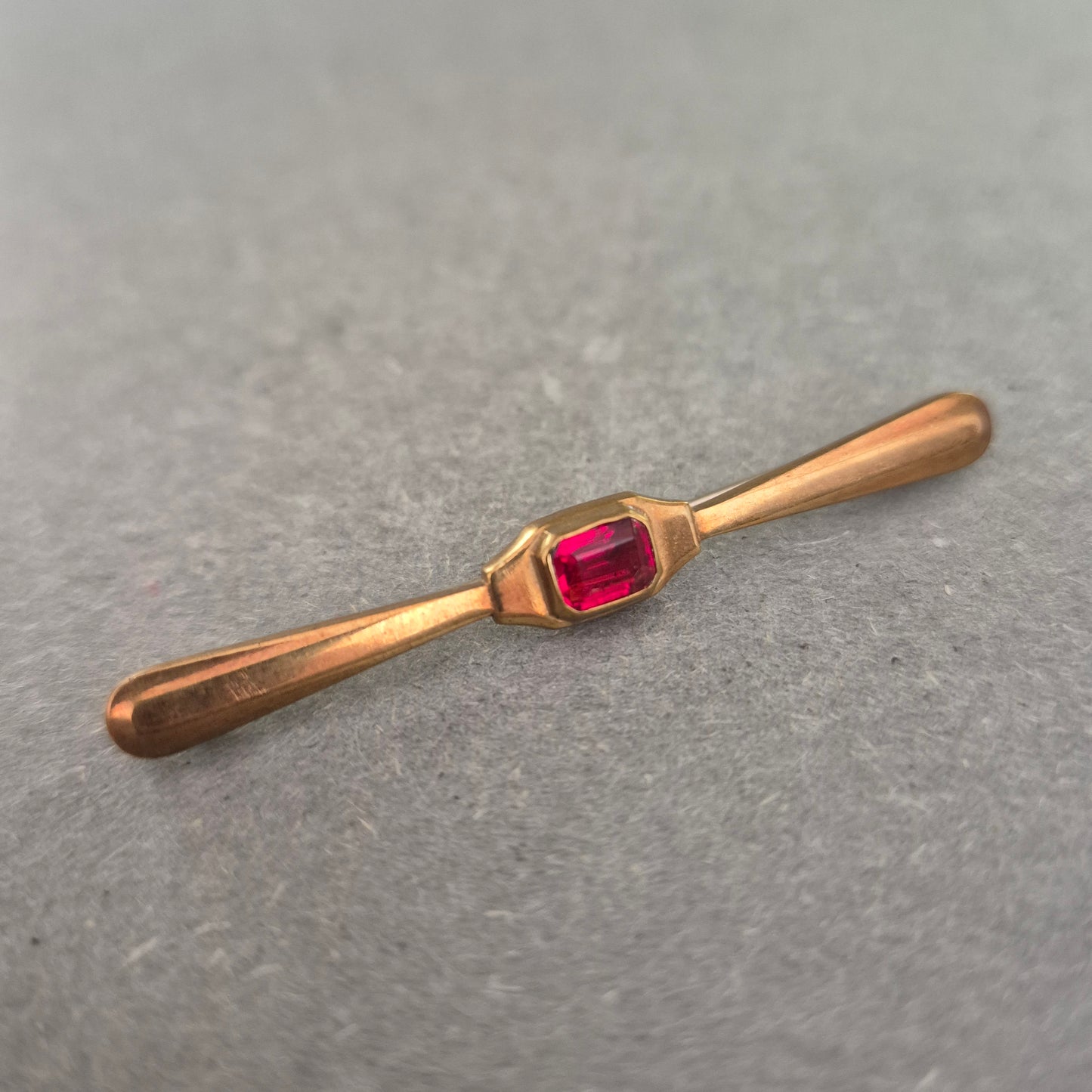 Elegante Vintage-Brosche mit Rubinrotem Akzent – Stilvolle Zierde in Goldoptik