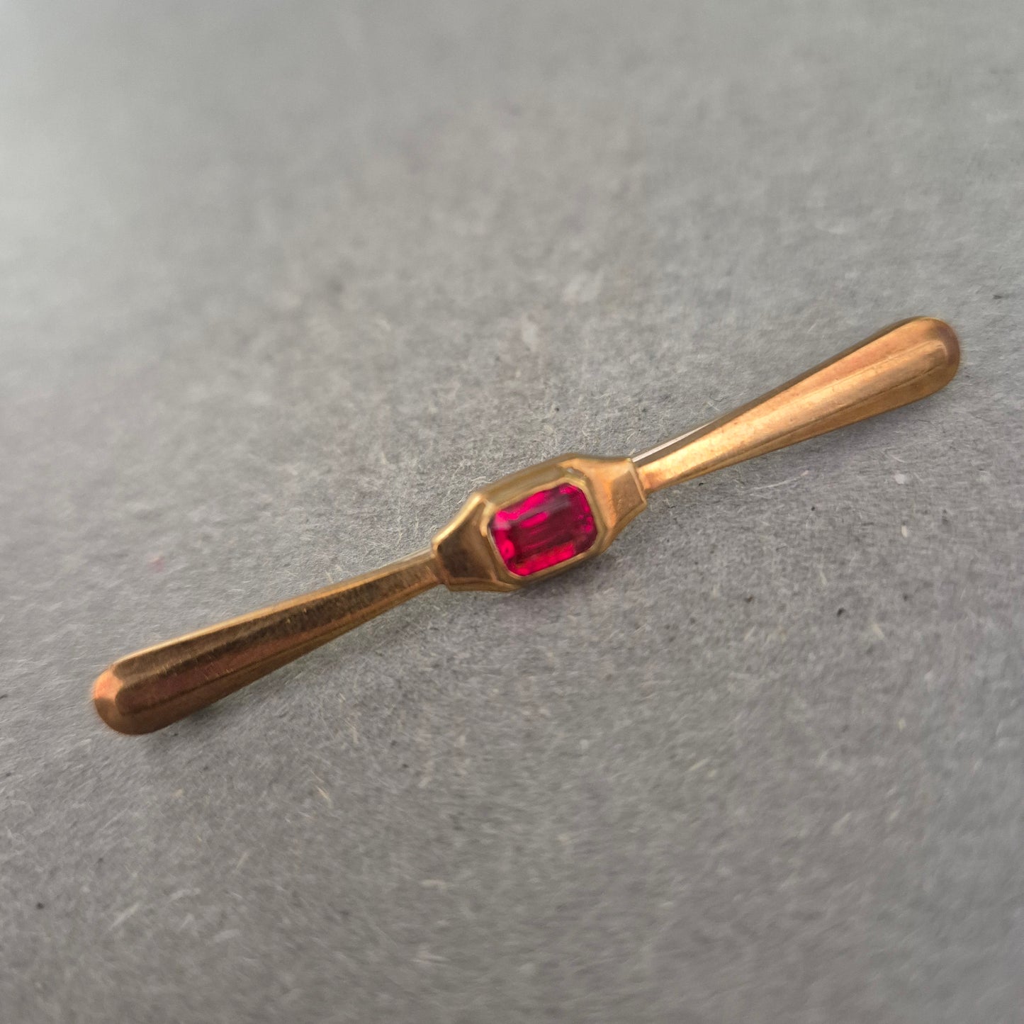 Elegante Vintage-Brosche mit Rubinrotem Akzent – Stilvolle Zierde in Goldoptik