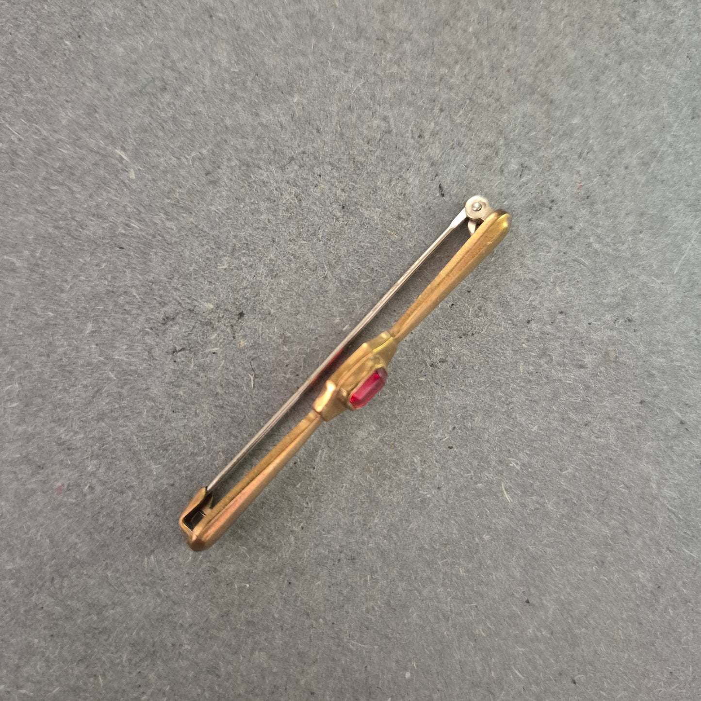 Elegante Vintage-Brosche mit Rubinrotem Akzent – Stilvolle Zierde in Goldoptik